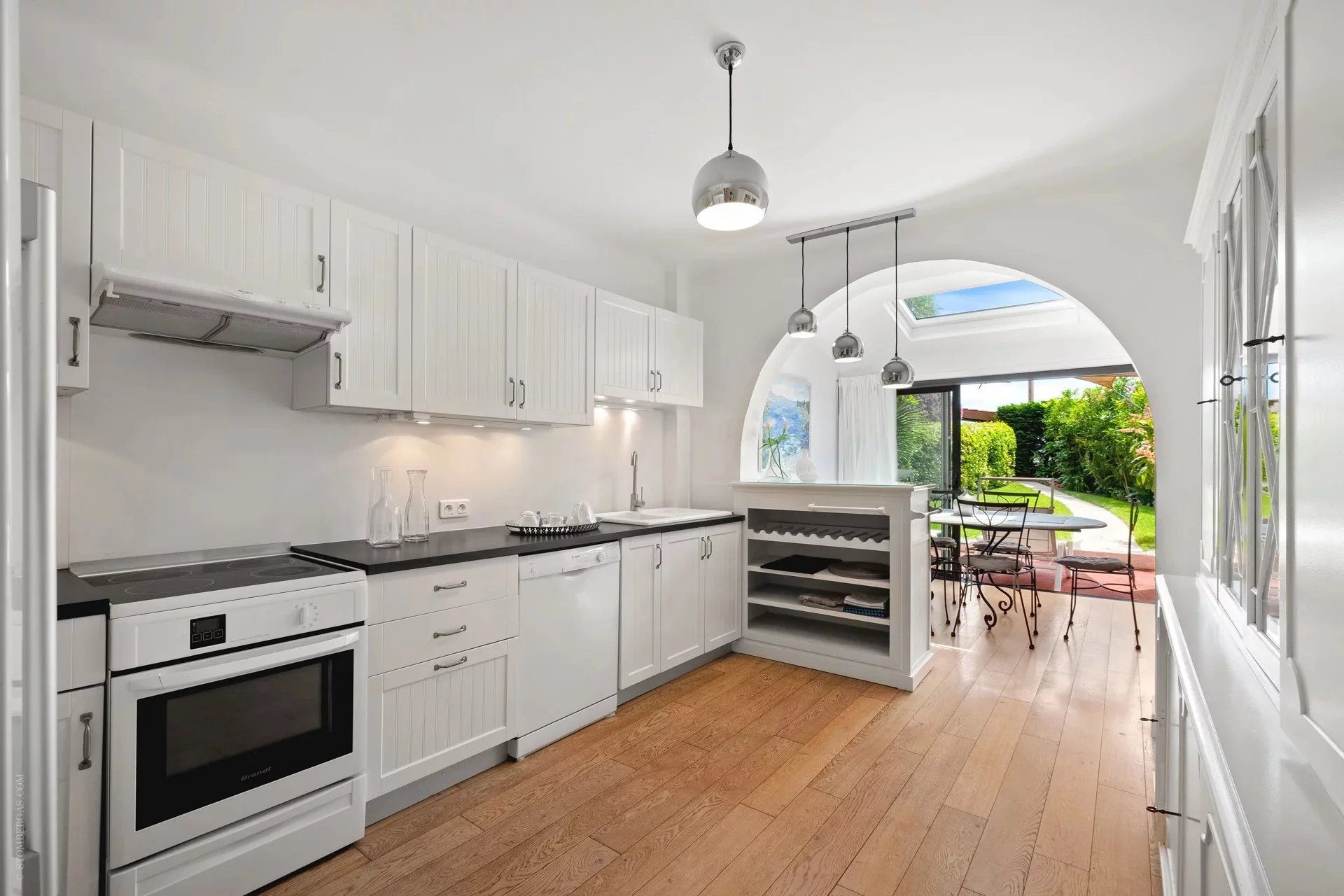 villa 8 Rooms for sale on Èze (06360)