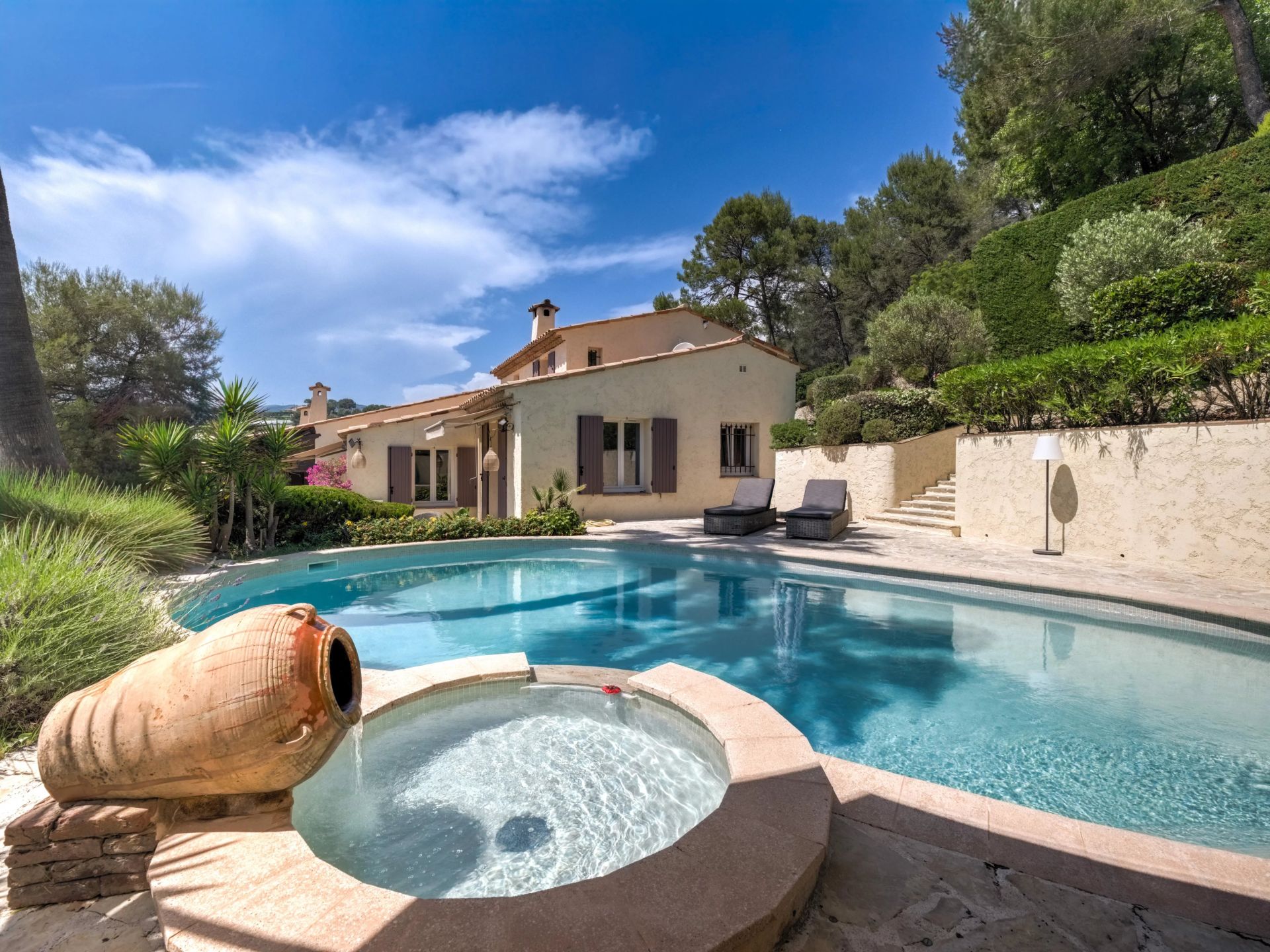 villa 7 Rooms for sale on La Gaude (06610)