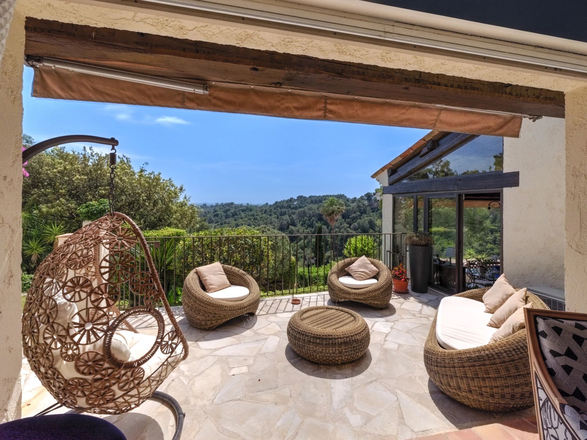 villa 7 Rooms for sale on La Gaude (06610)