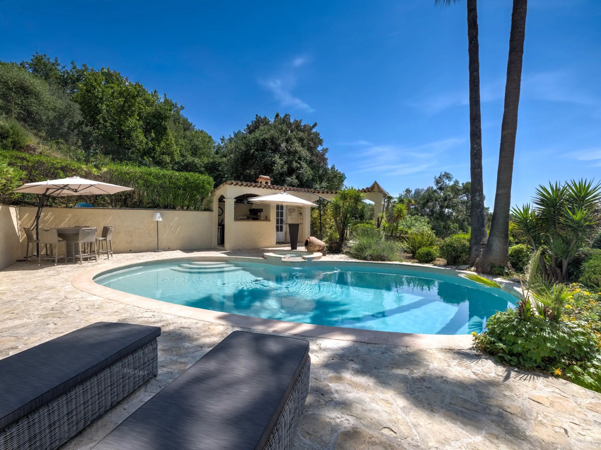 villa 7 Rooms for sale on La Gaude (06610)