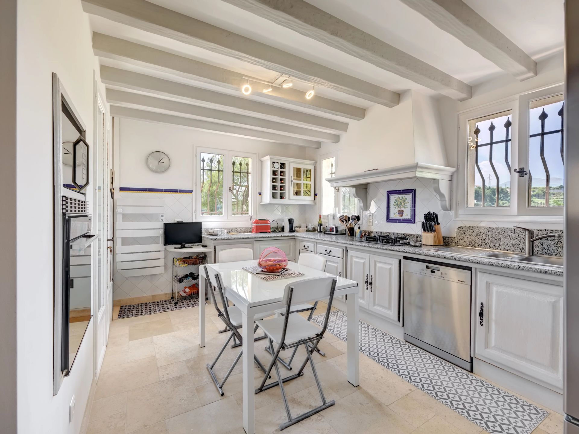 villa 7 Rooms for sale on La Gaude (06610)
