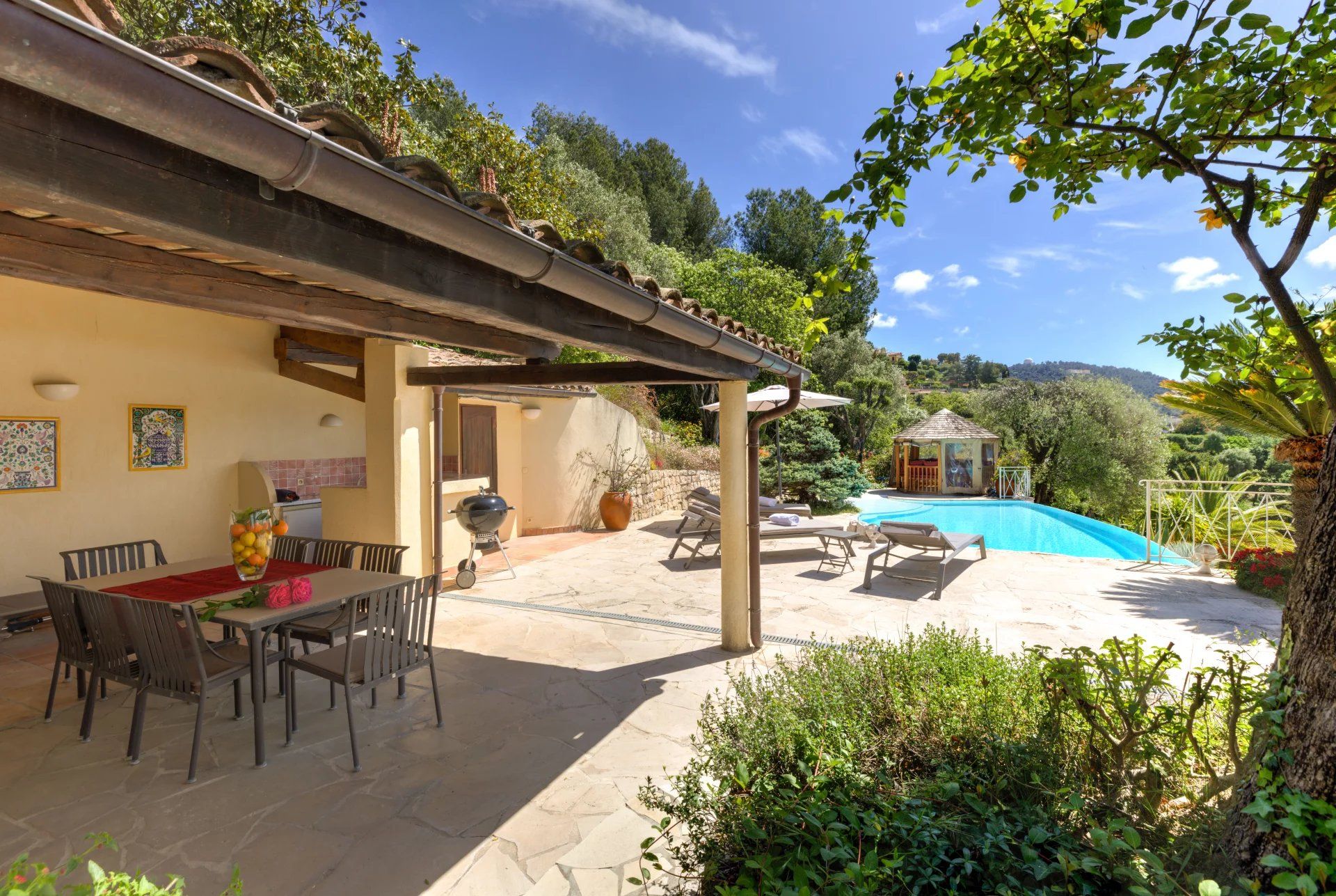 villa 10 Rooms for sale on Nice (06100)