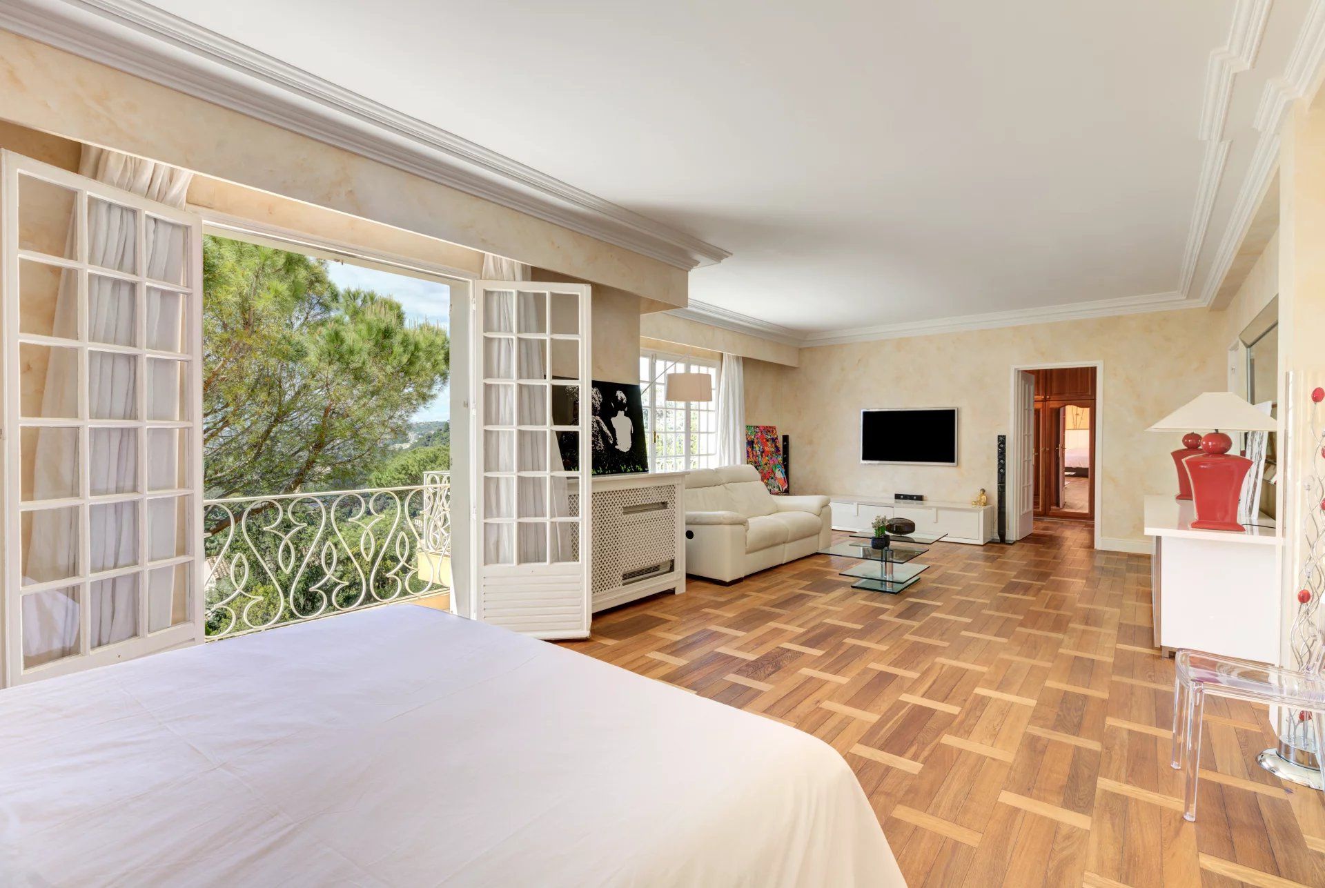 villa 10 Rooms for sale on Nice (06100)