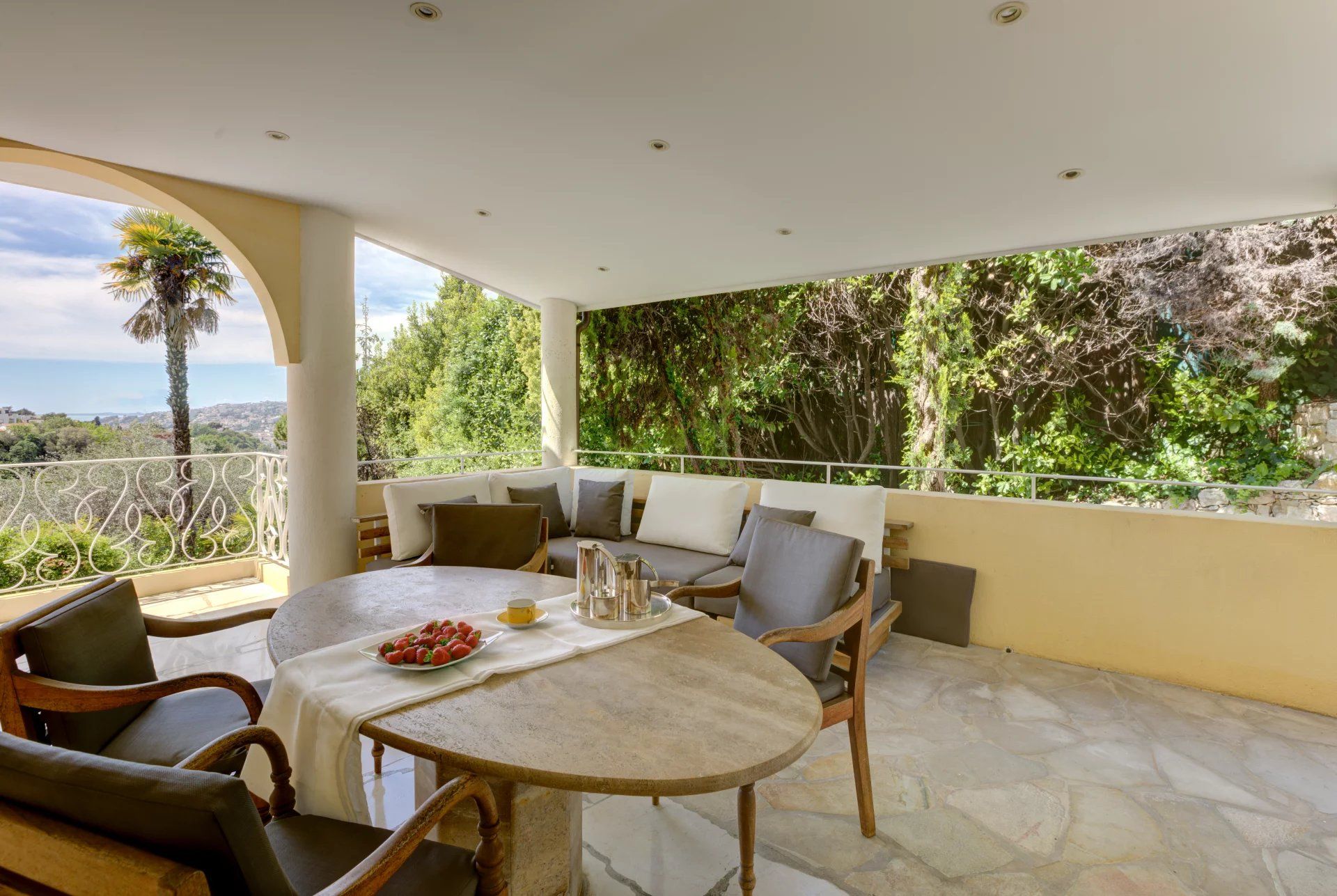 villa 10 Rooms for sale on Nice (06100)