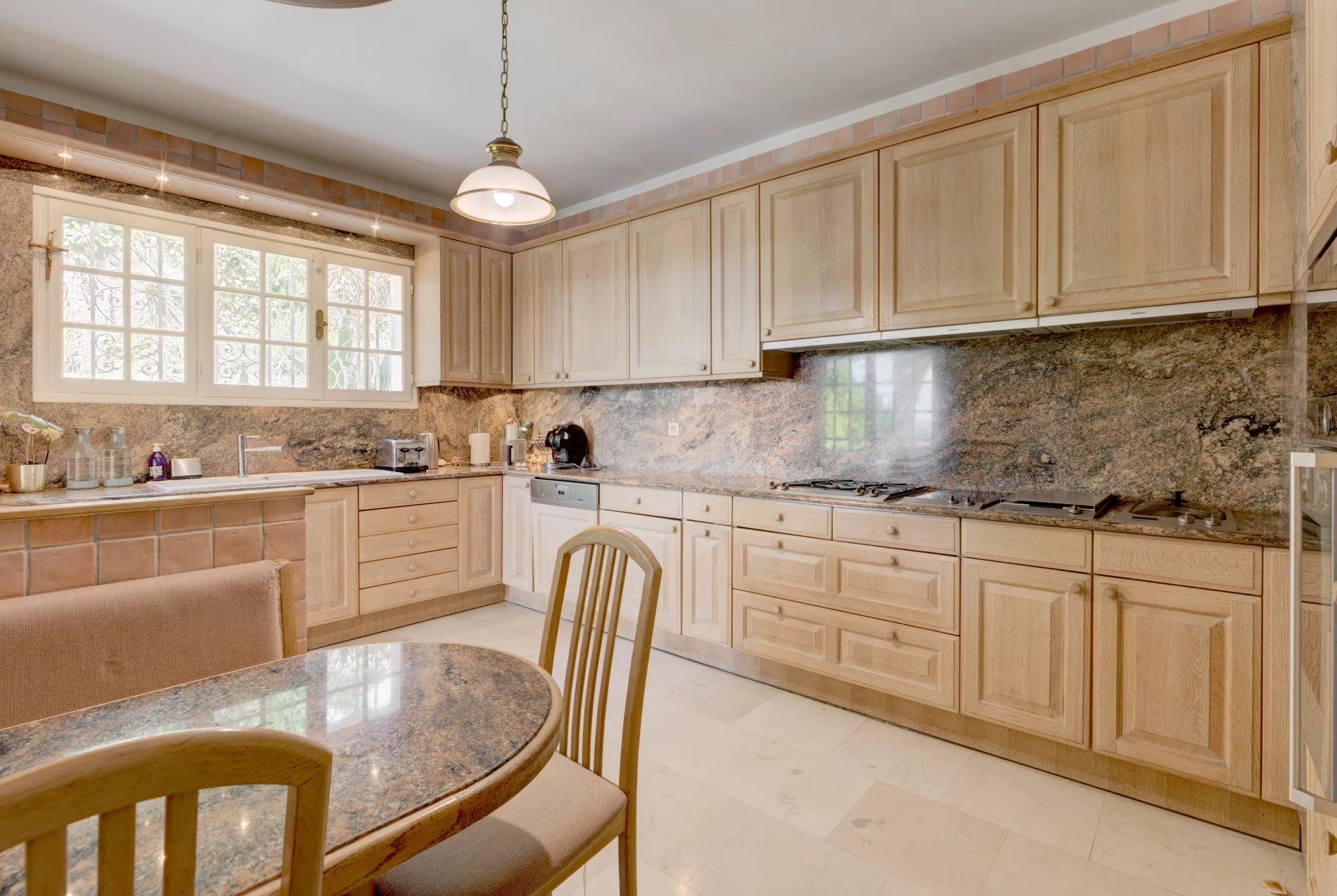 villa 10 Rooms for sale on Nice (06100)