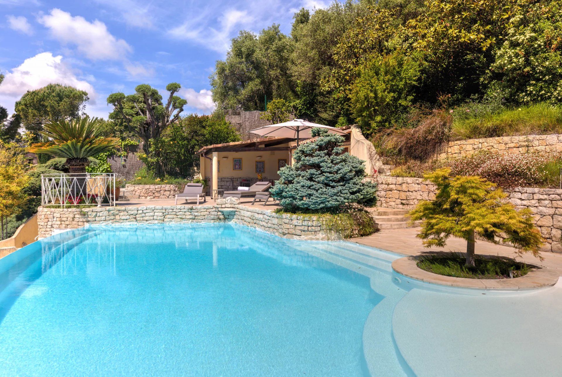villa 10 Rooms for sale on Nice (06100)