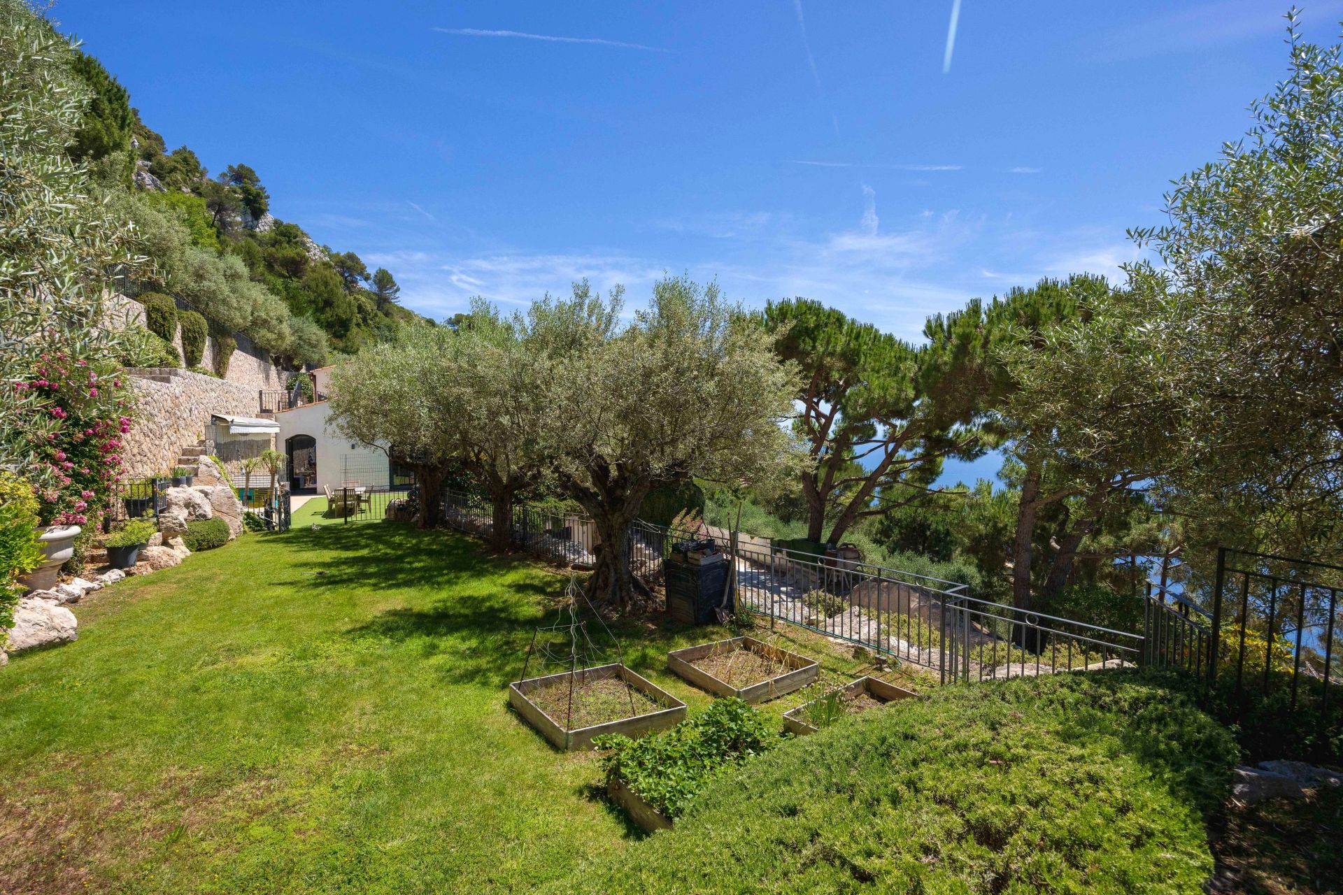 villa 6 Rooms for sale on Èze (06360)