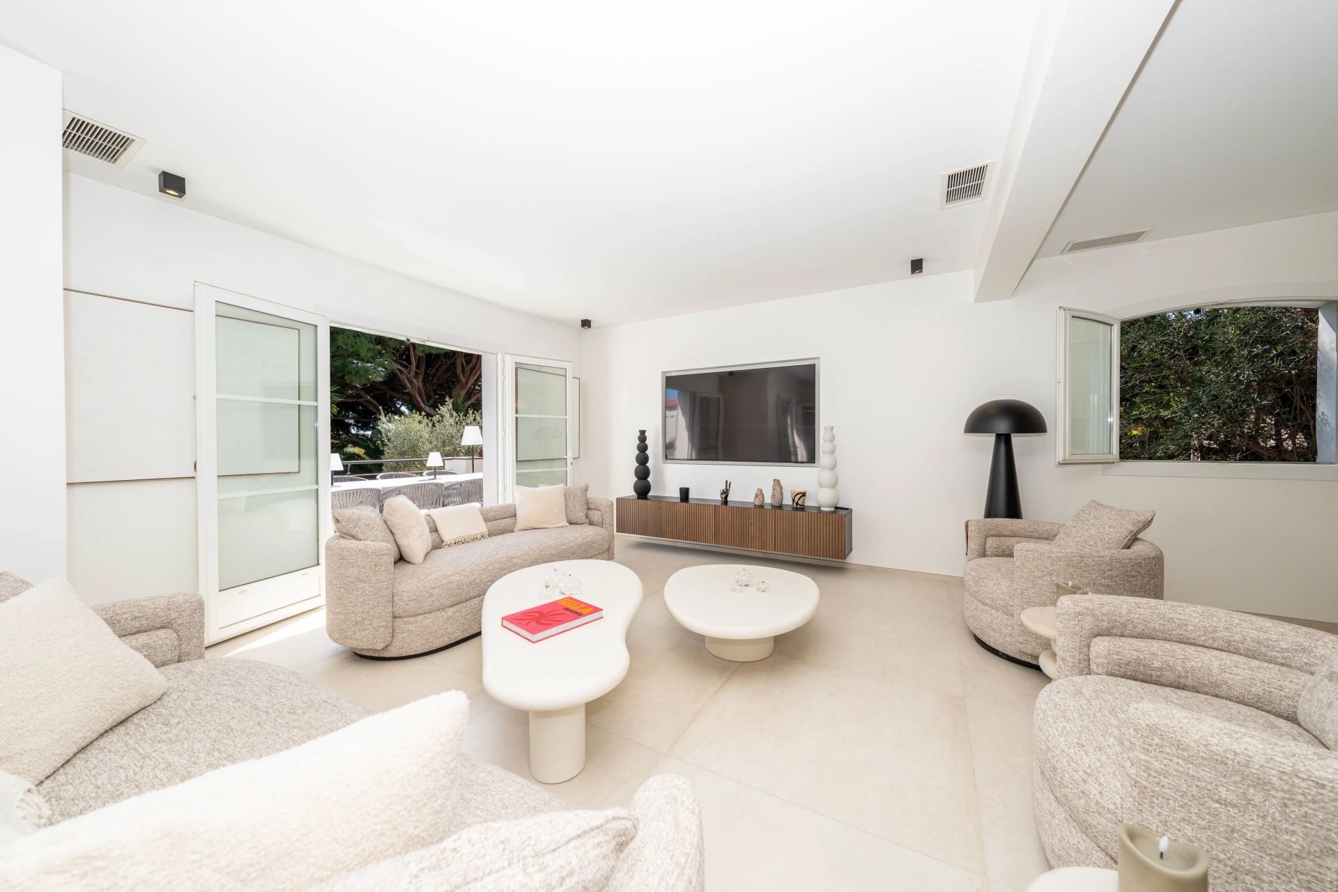 villa 8 Rooms for seasonal rent on Cannes (06400)