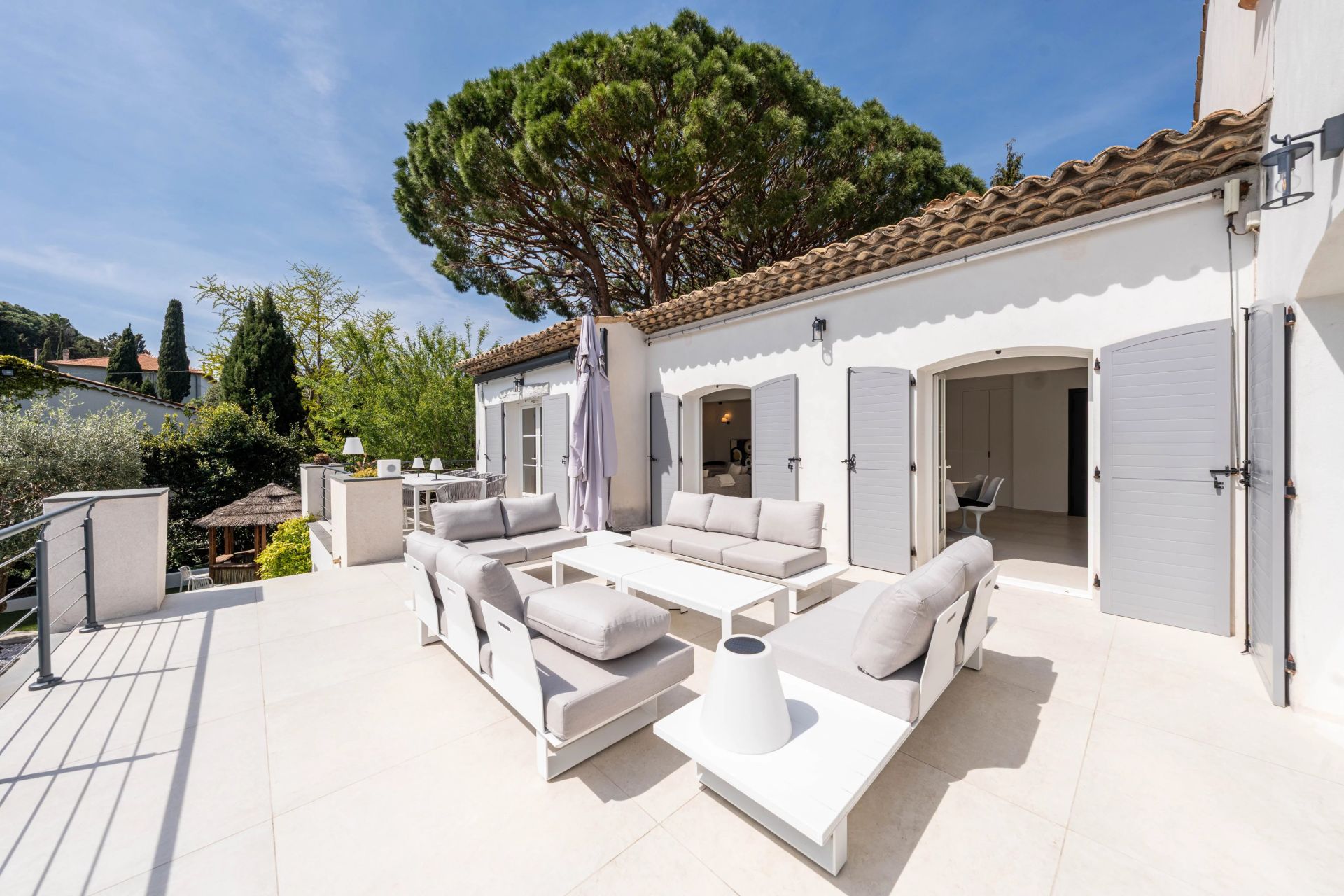villa 8 Rooms for seasonal rent on Cannes (06400)