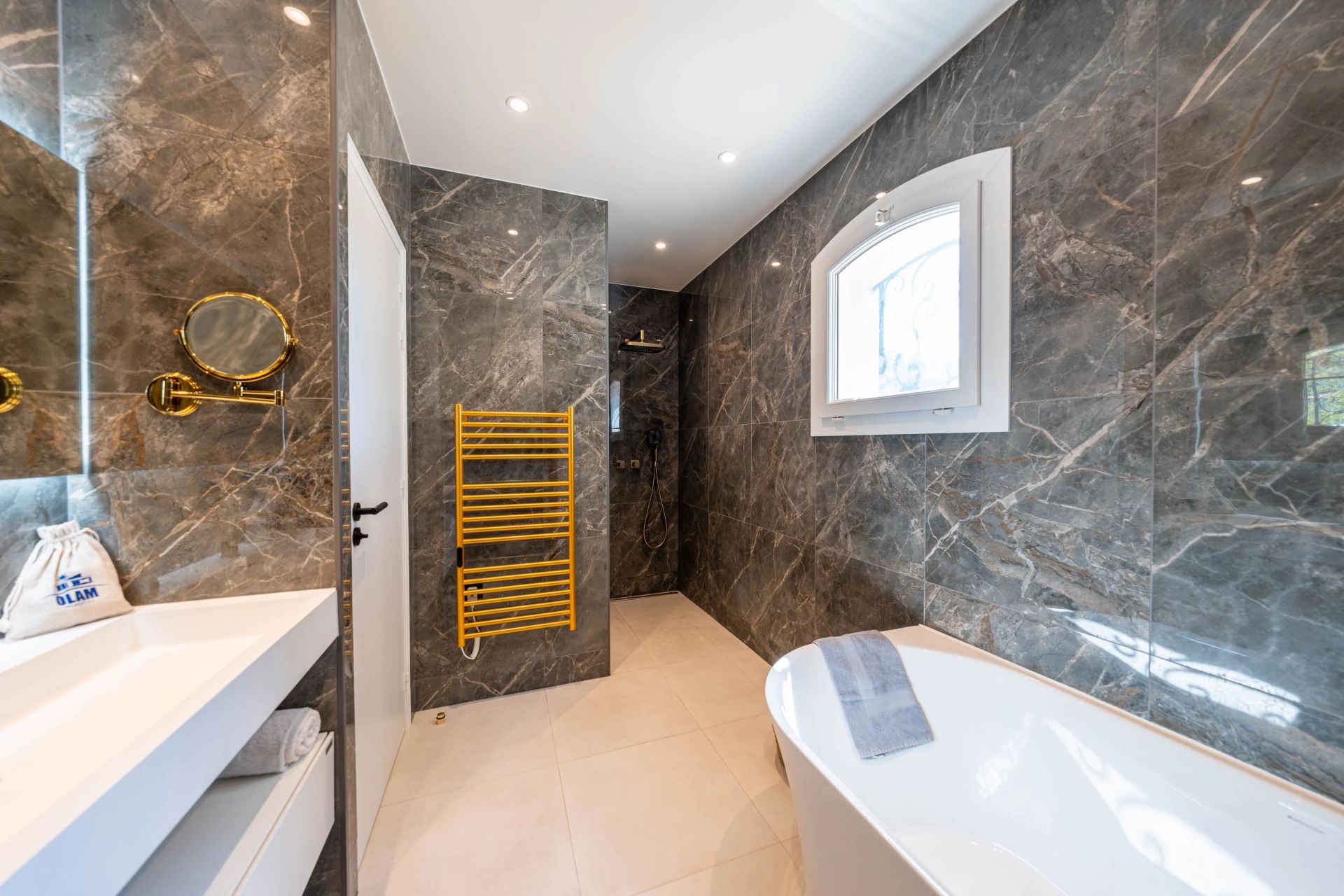 villa 8 Rooms for seasonal rent on Cannes (06400)