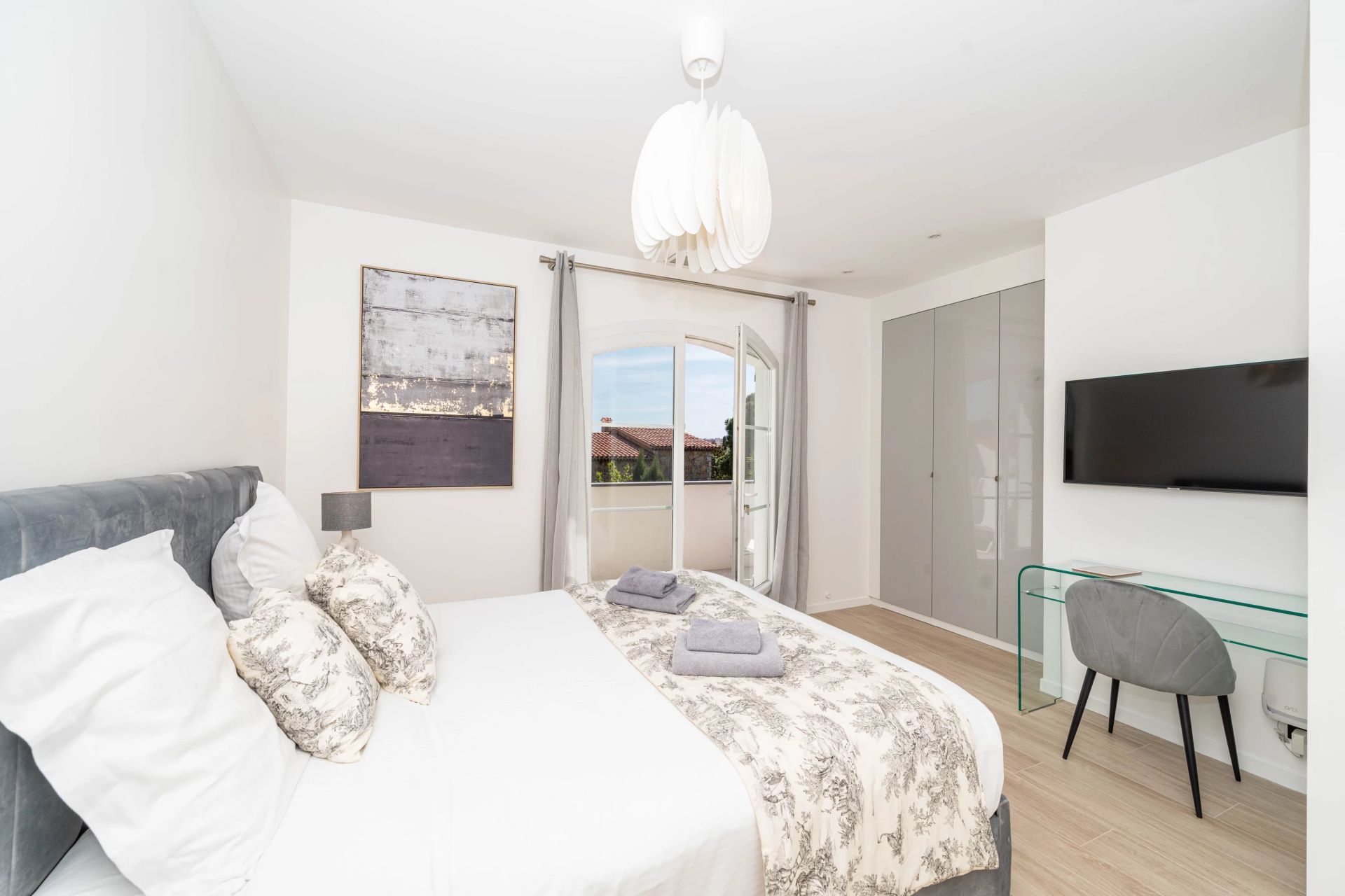 villa 8 Rooms for seasonal rent on Cannes (06400)