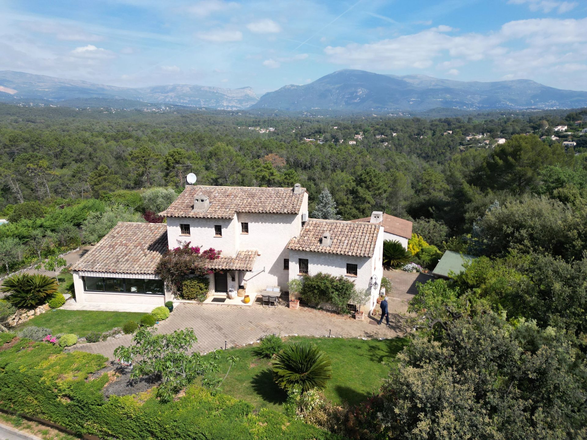 villa 8 Rooms for sale on Roquefort-les-Pins (06330)