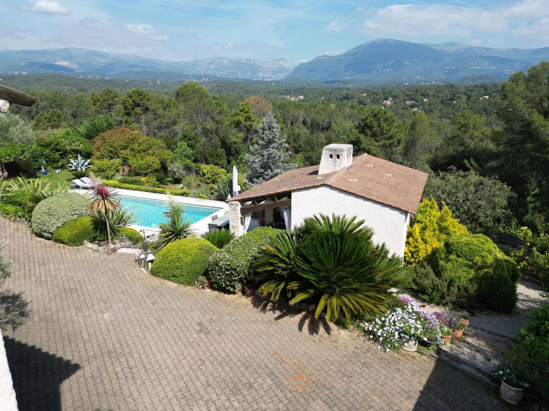 villa 8 Rooms for sale on Roquefort-les-Pins (06330)