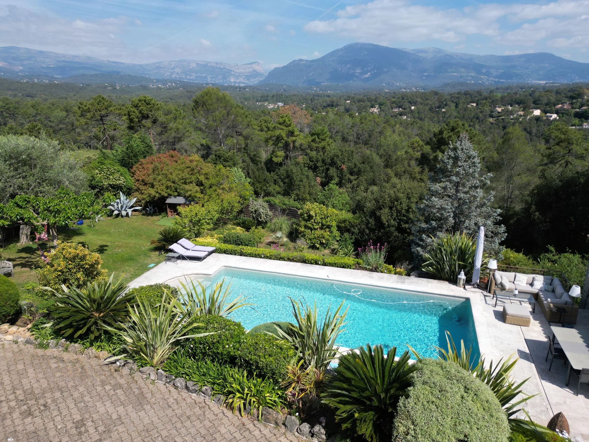 villa 8 Rooms for sale on Roquefort-les-Pins (06330)