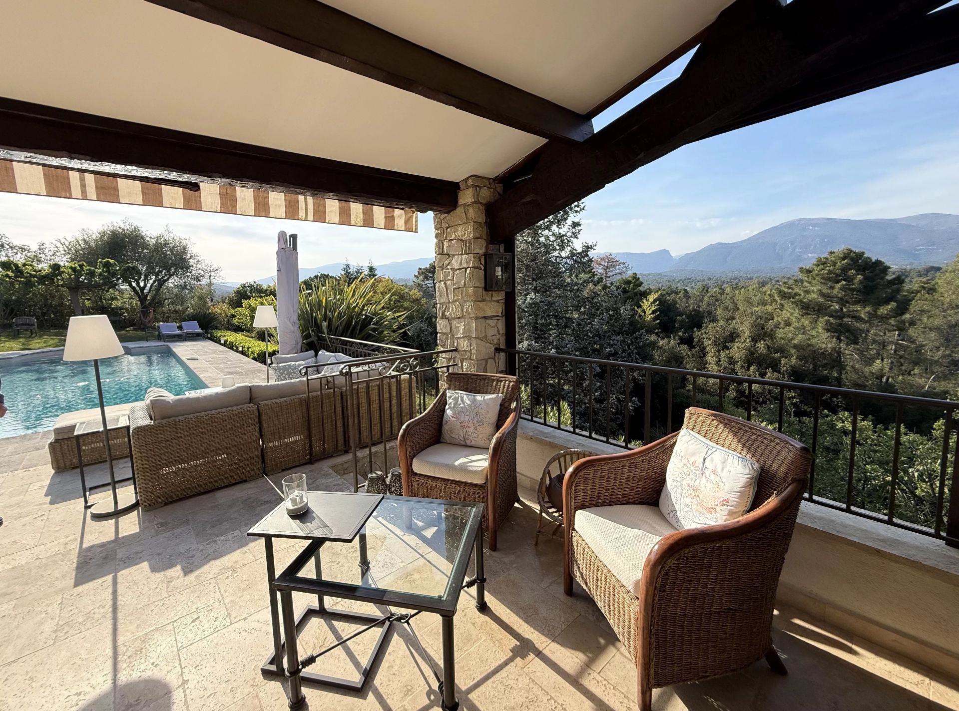 villa 8 Rooms for sale on Roquefort-les-Pins (06330)