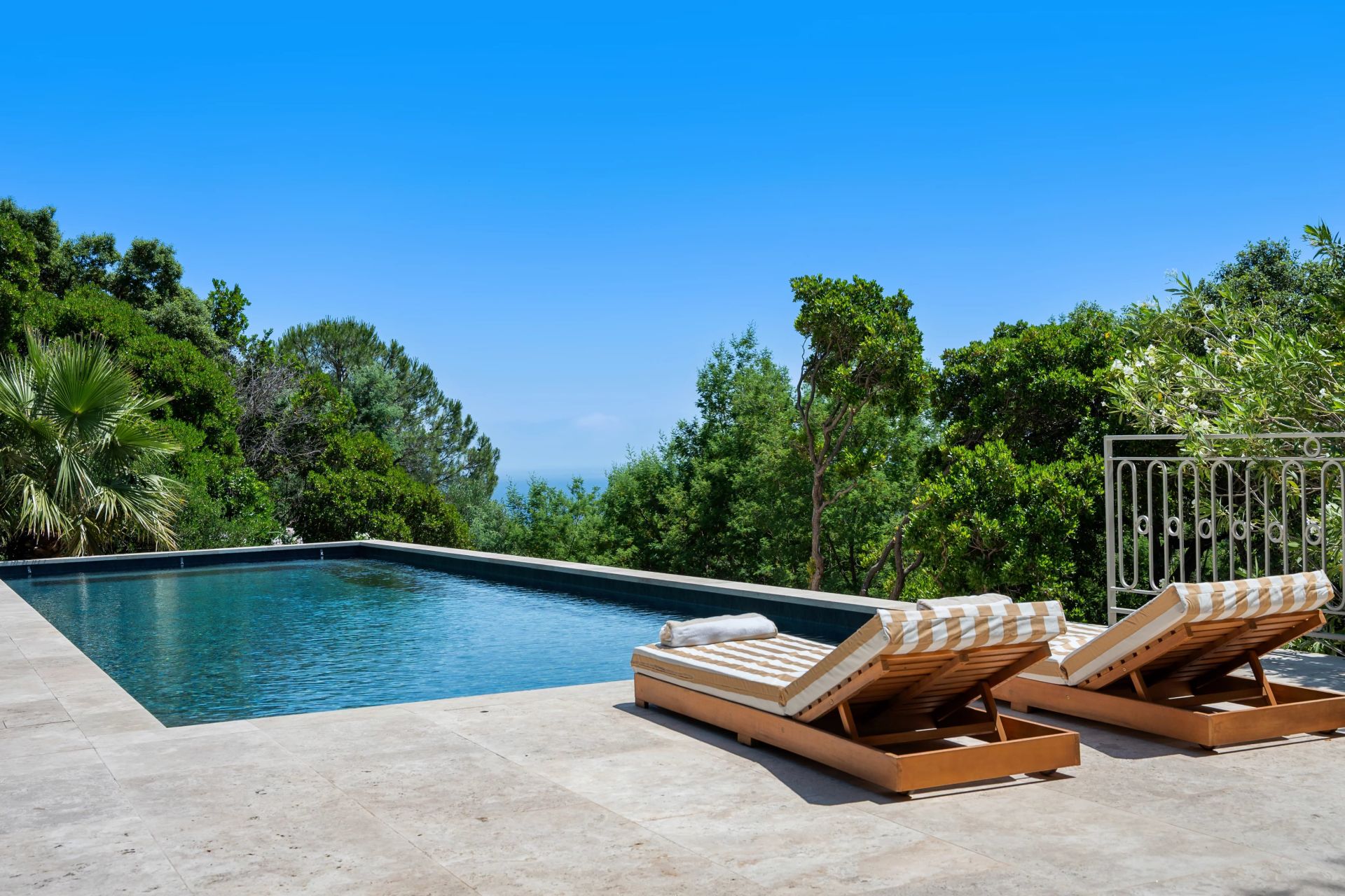 villa 7 Rooms for seasonal rent on La Croix-Valmer (83420)
