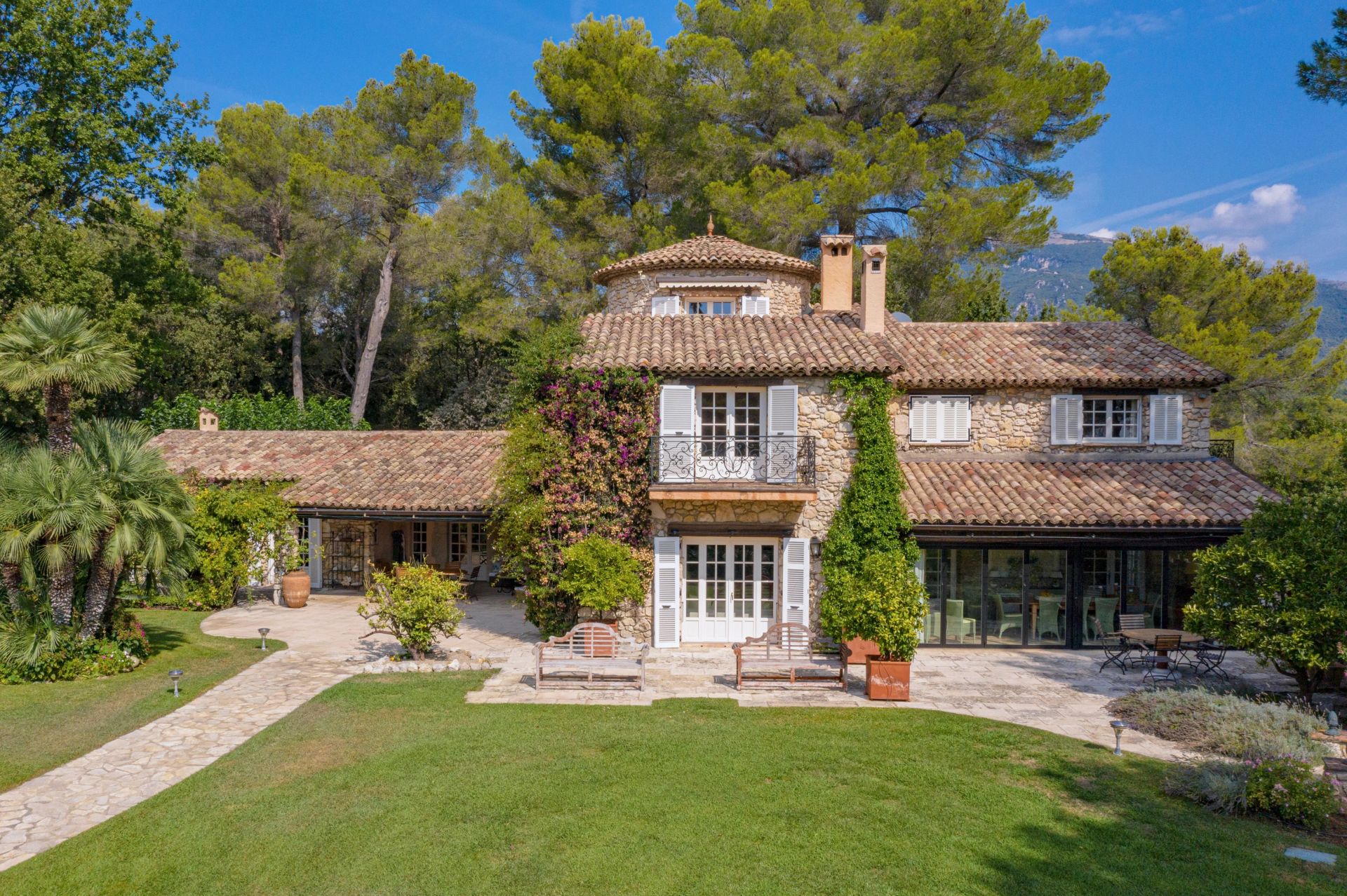 villa 28 Pièces en vente sur Roquefort-les-Pins (06330)