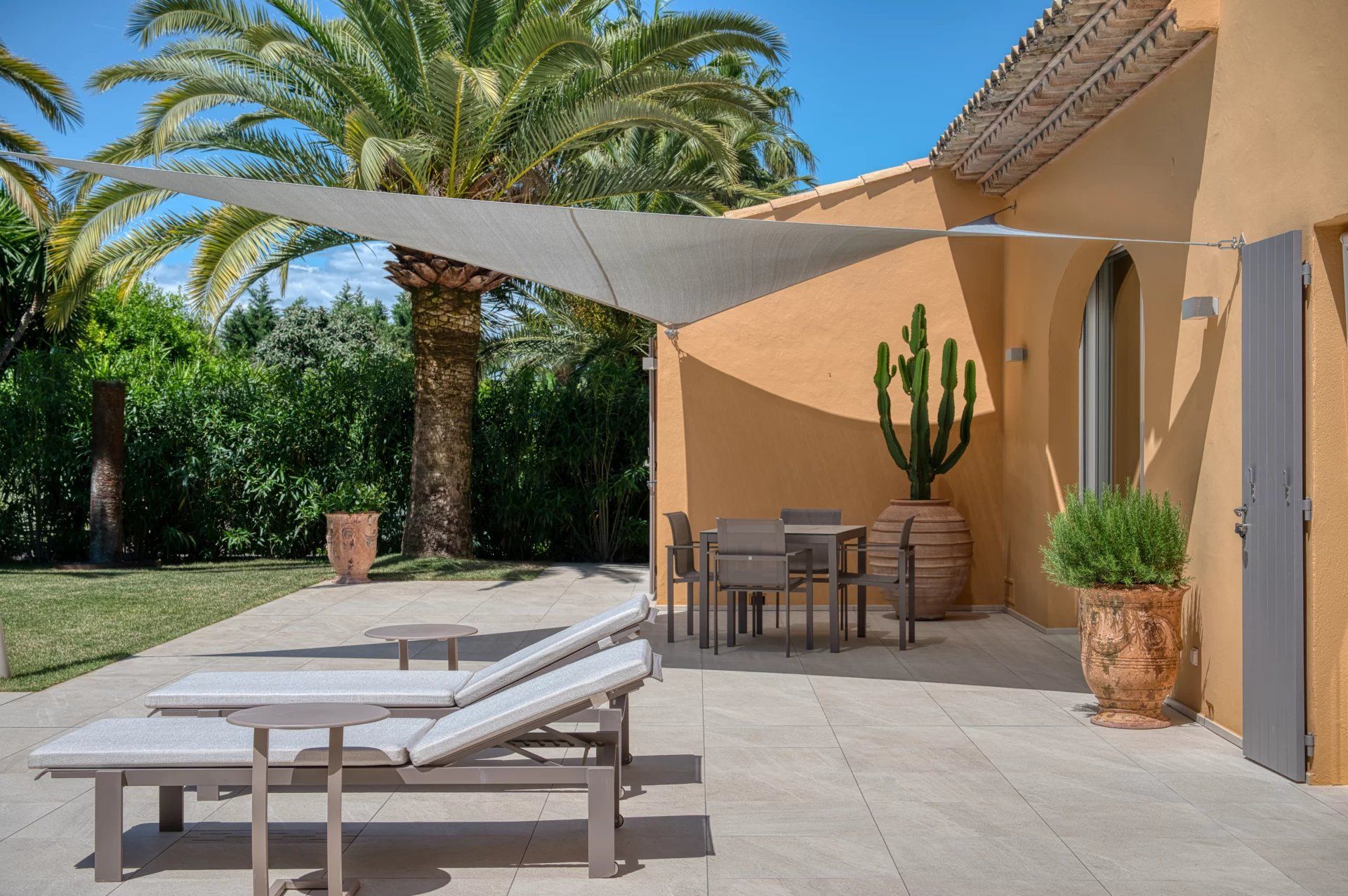 villa 5 Rooms for seasonal rent on Gassin (83580)