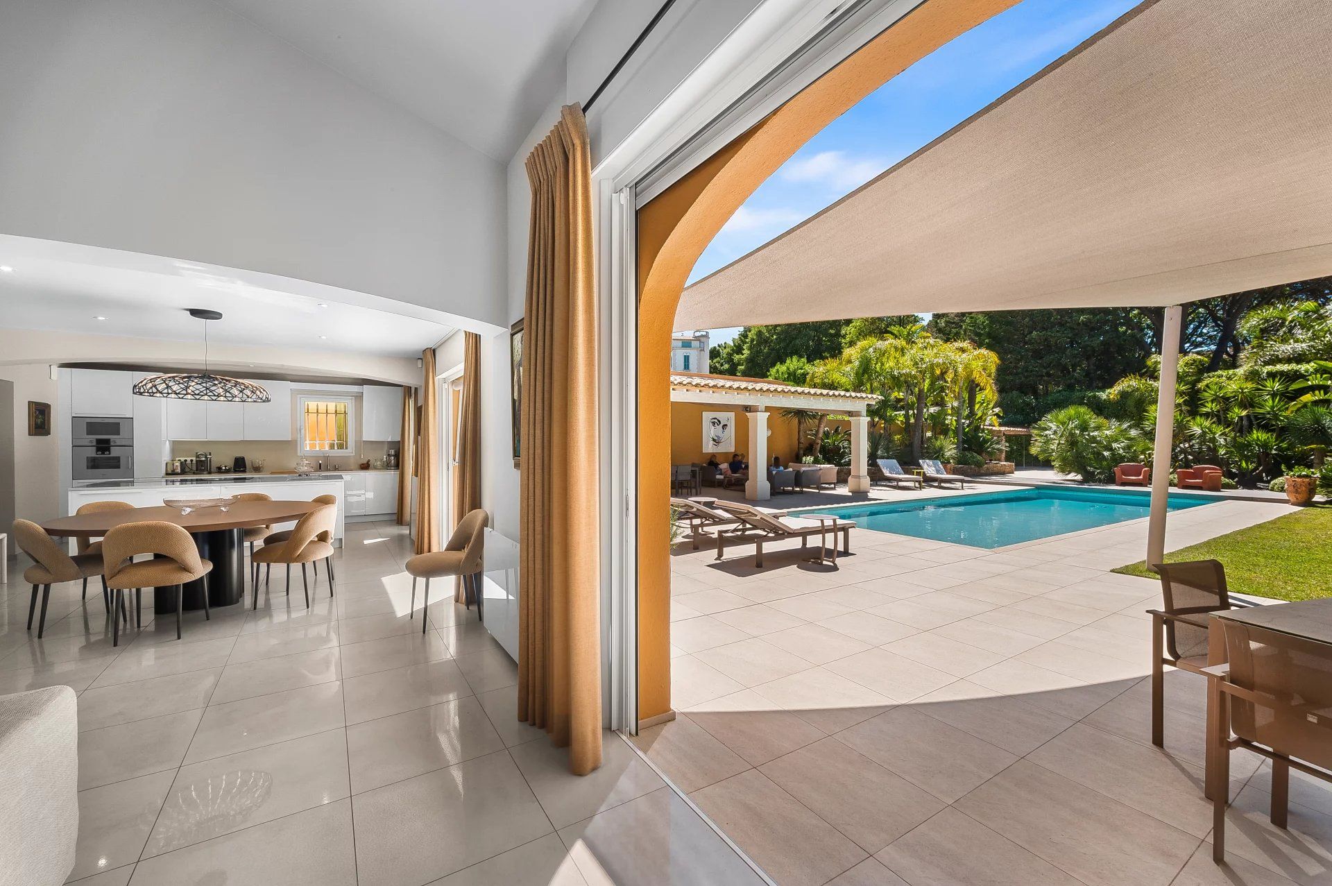 villa 5 Rooms for seasonal rent on Gassin (83580)