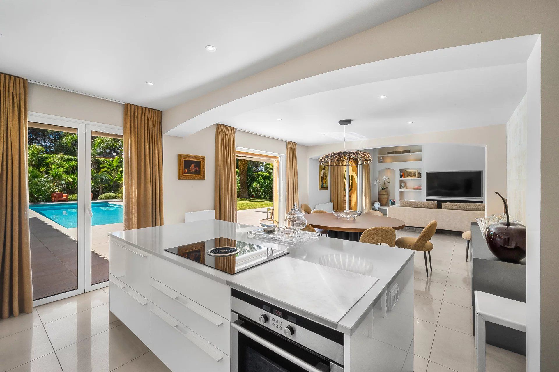 villa 5 Rooms for seasonal rent on Gassin (83580)