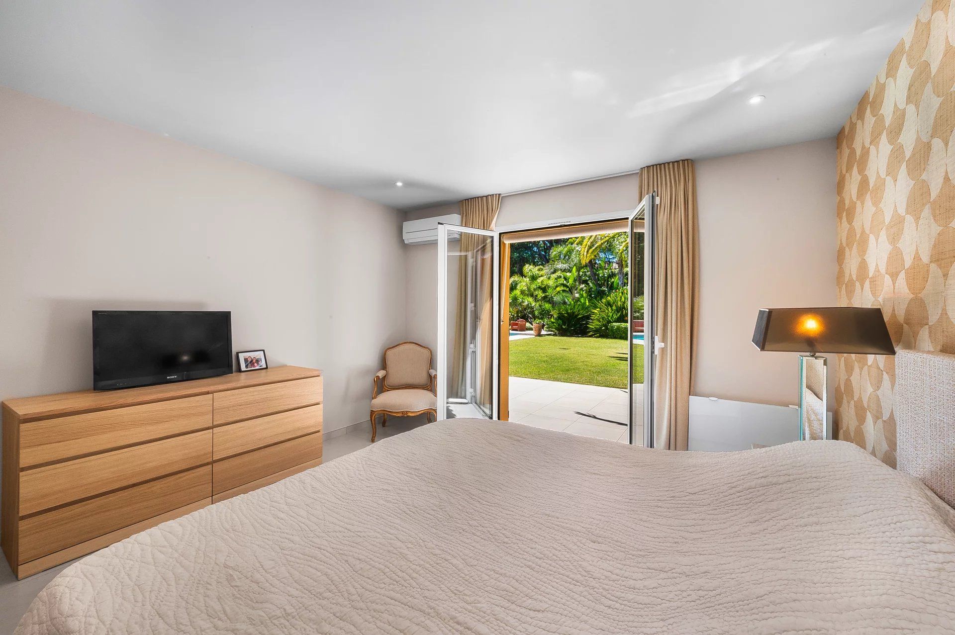 villa 5 Rooms for seasonal rent on Gassin (83580)
