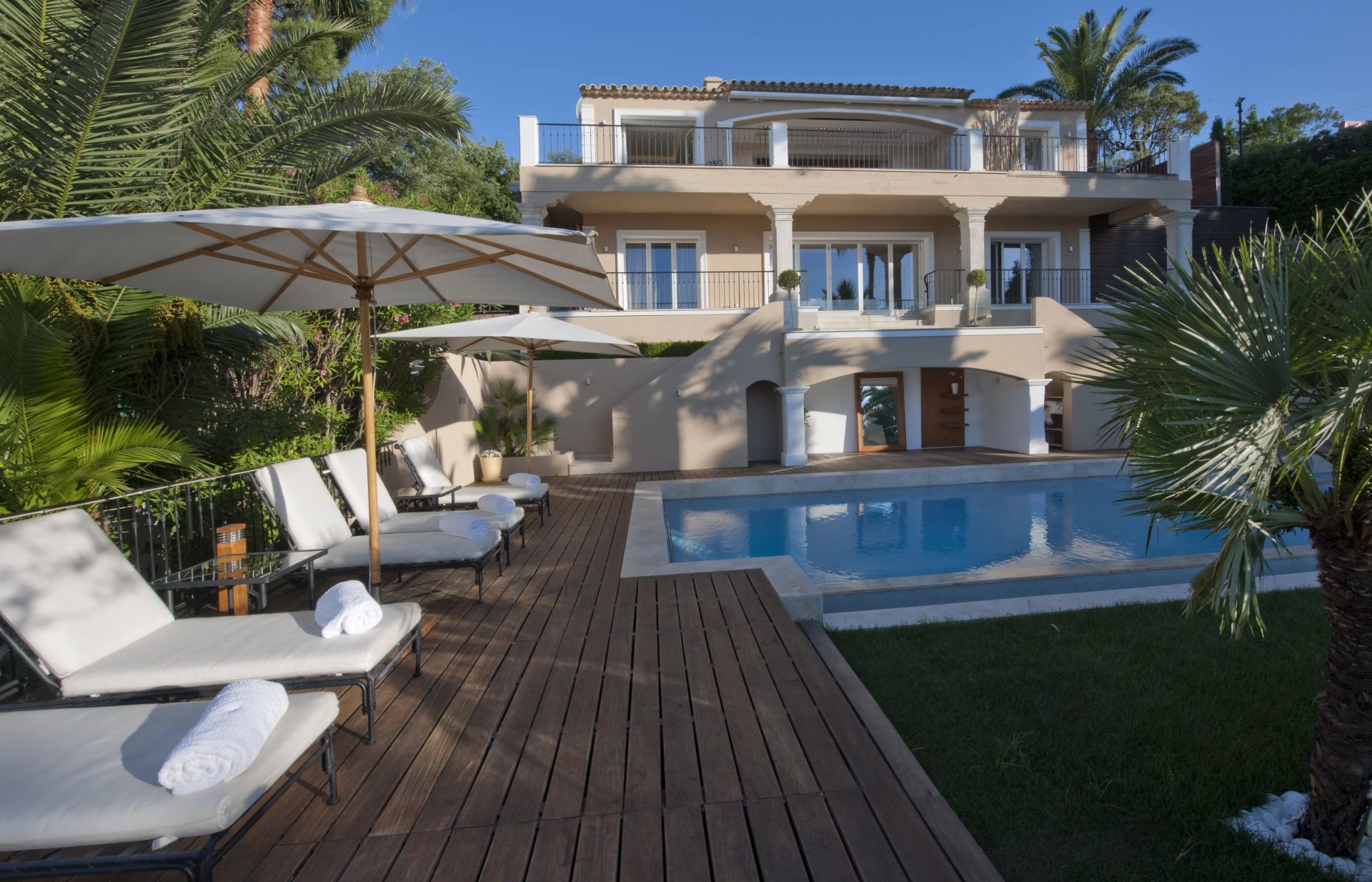 villa 8 Rooms for sale on Gassin (83580)