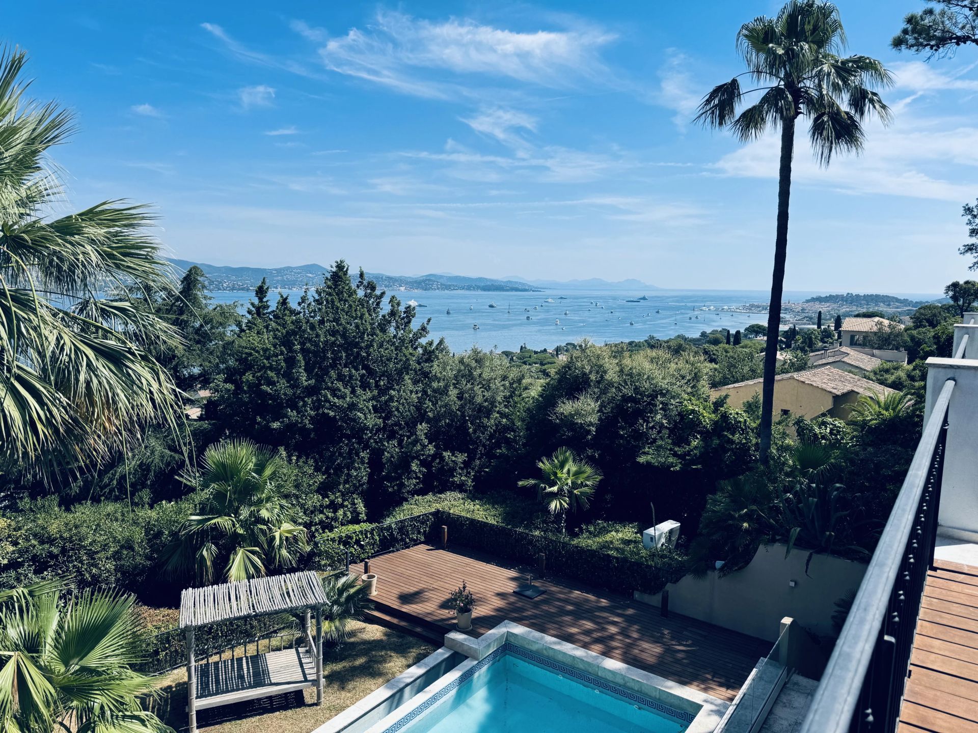villa 8 Rooms for sale on Gassin (83580)