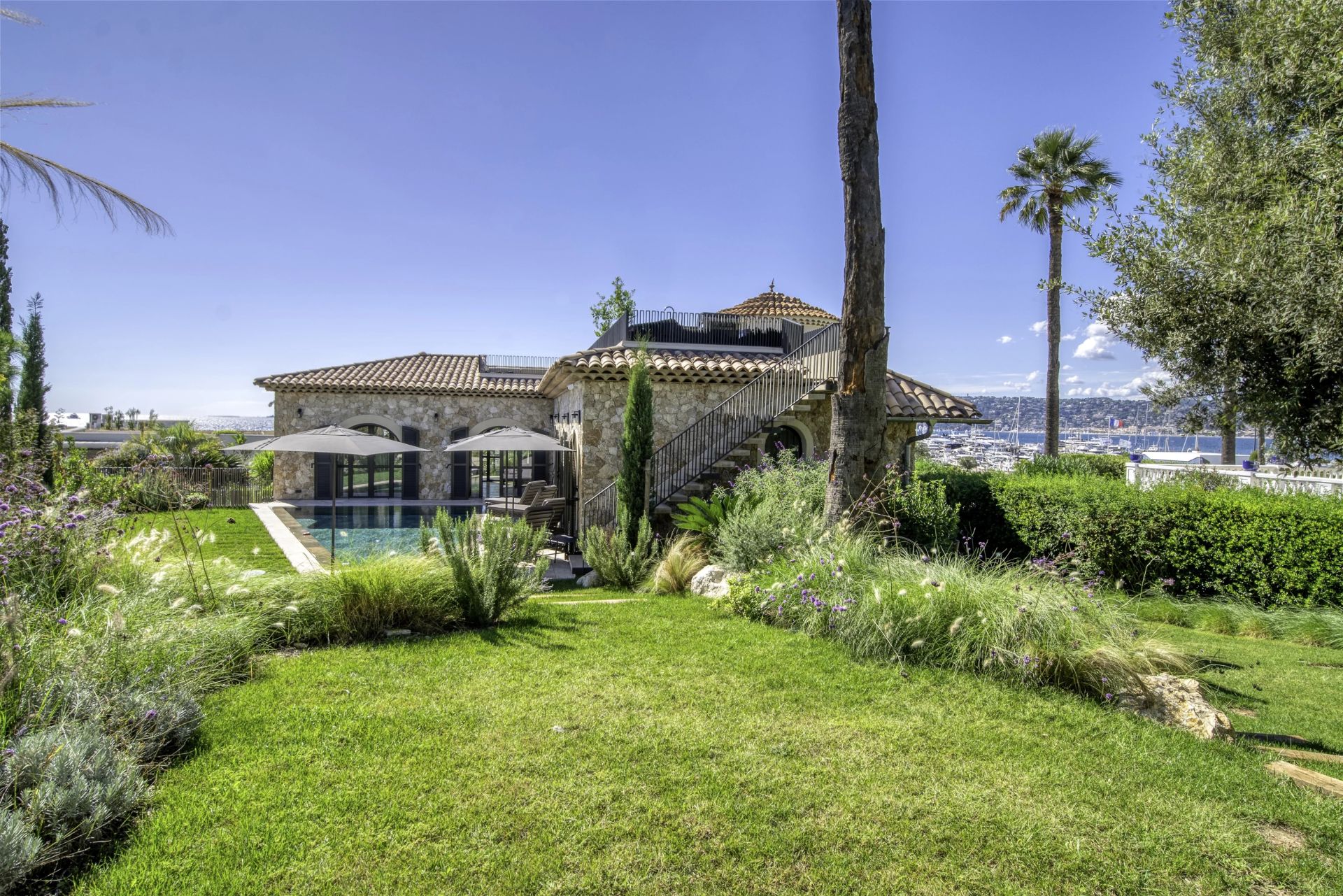 villa 10 Rooms for seasonal rent on Antibes (06160)