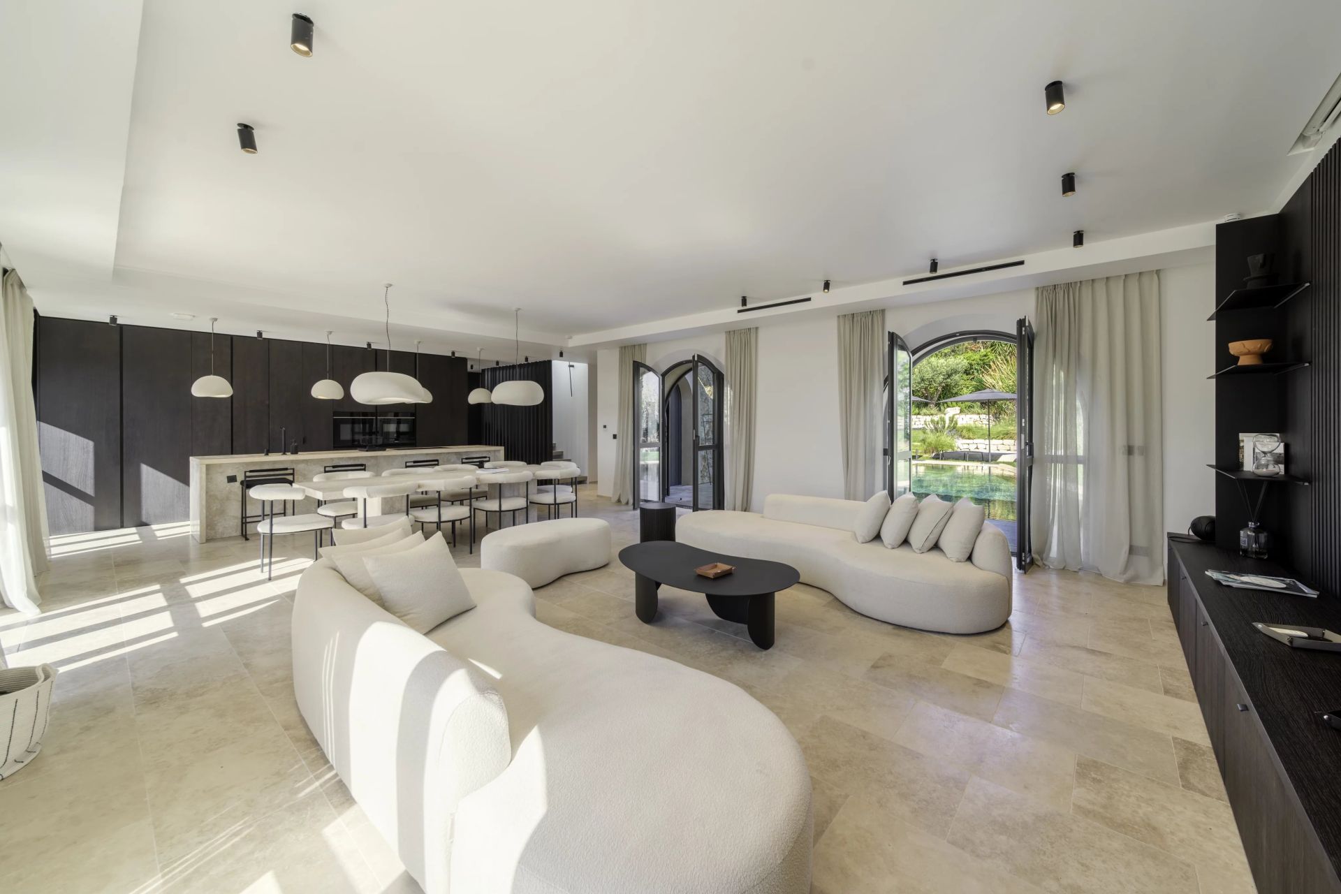 villa 10 Rooms for seasonal rent on Antibes (06160)