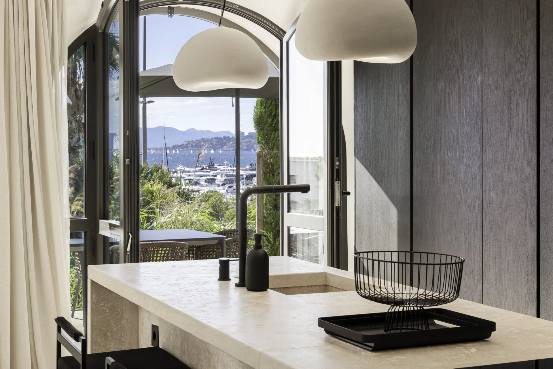 villa 10 Rooms for seasonal rent on Antibes (06160)
