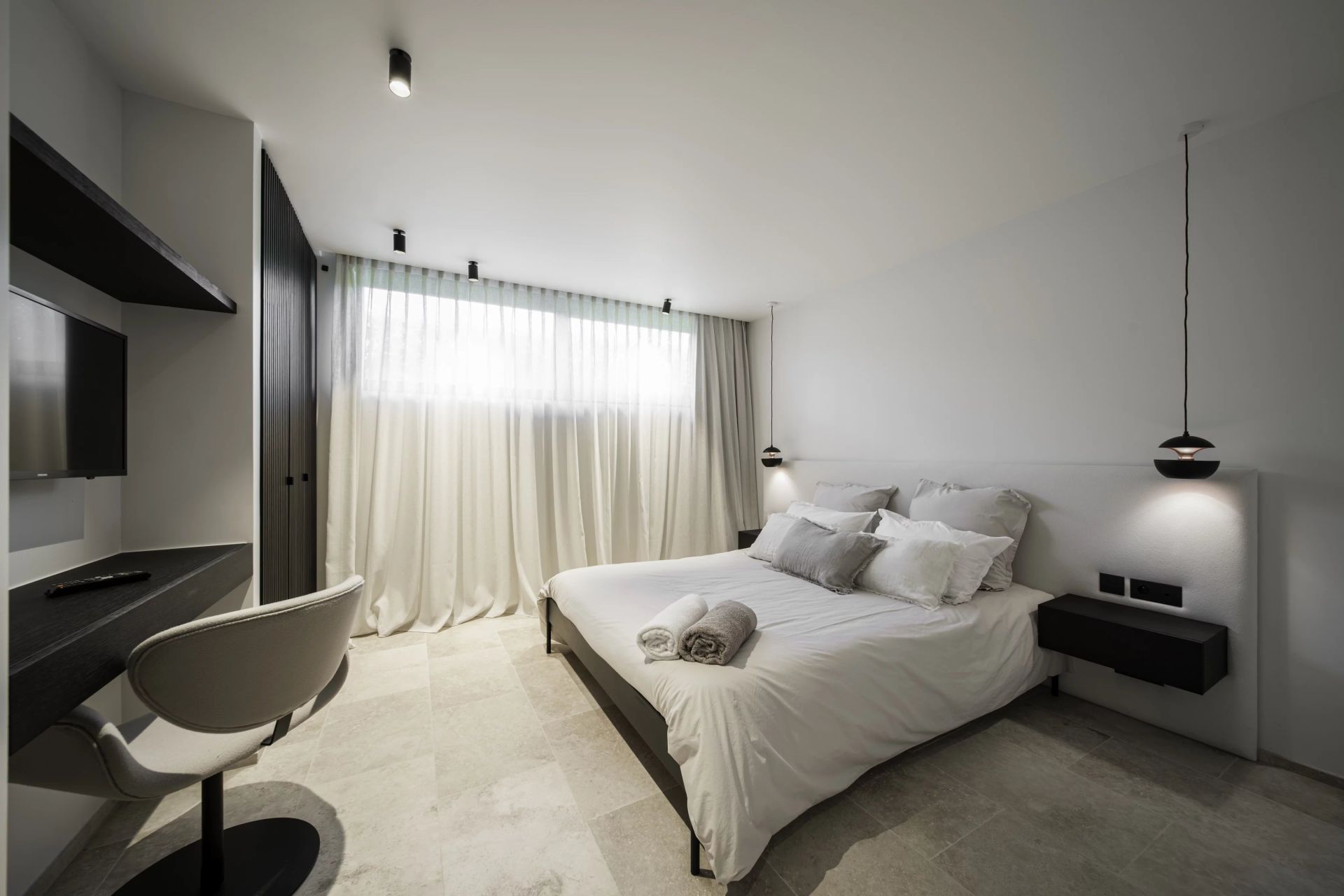 villa 10 Rooms for seasonal rent on Antibes (06160)