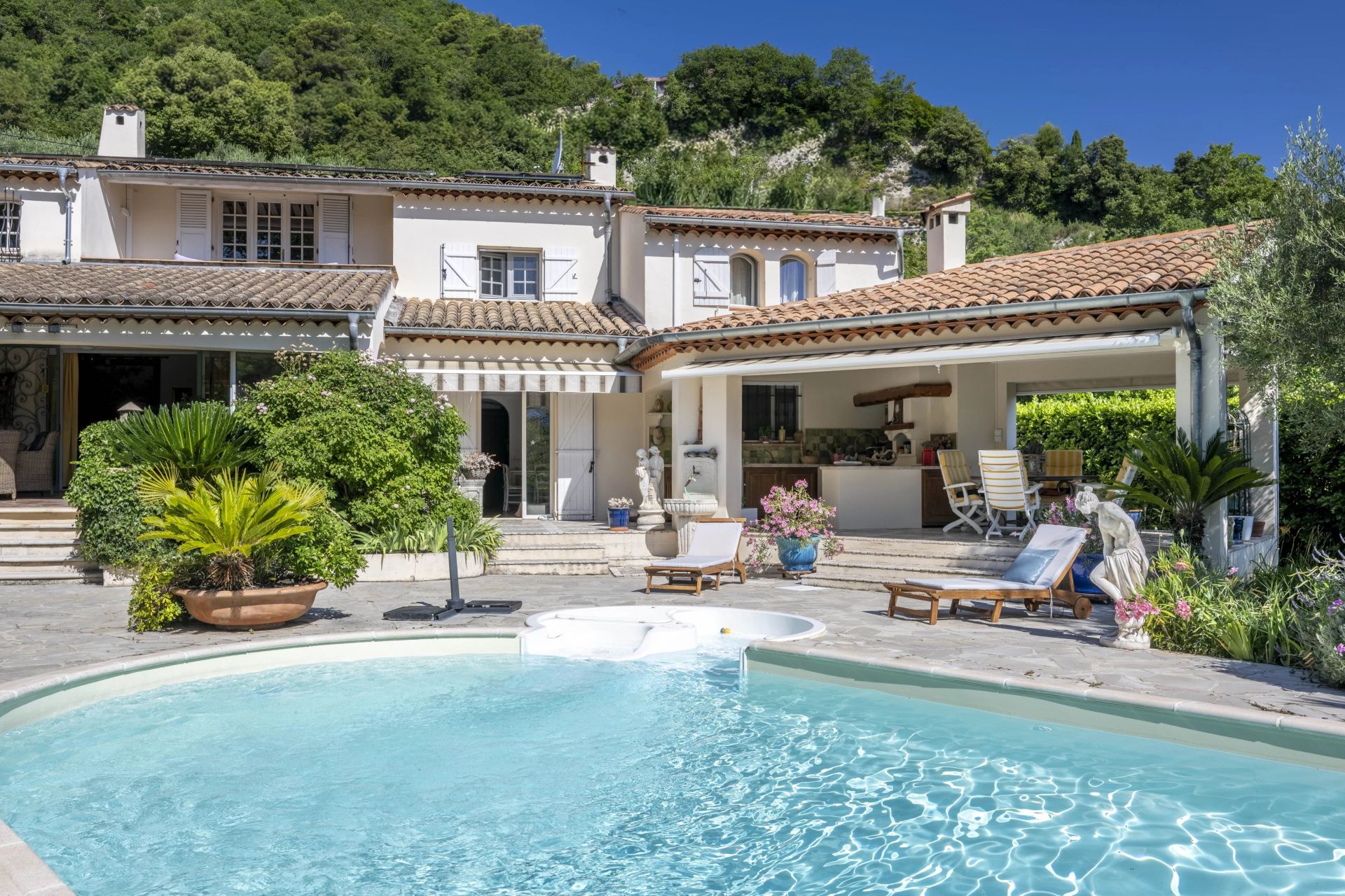 villa 6 Rooms for sale on Saint-Laurent-du-Var (06700)