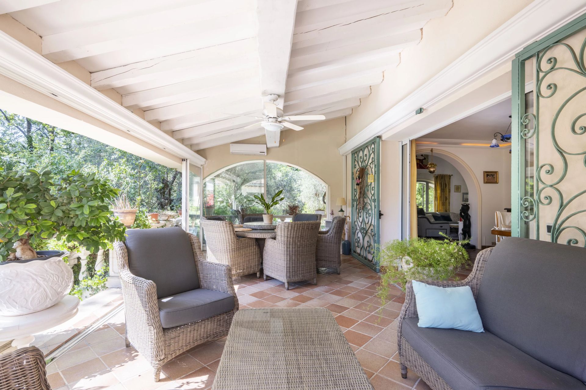 villa 6 Rooms for sale on Saint-Laurent-du-Var (06700)