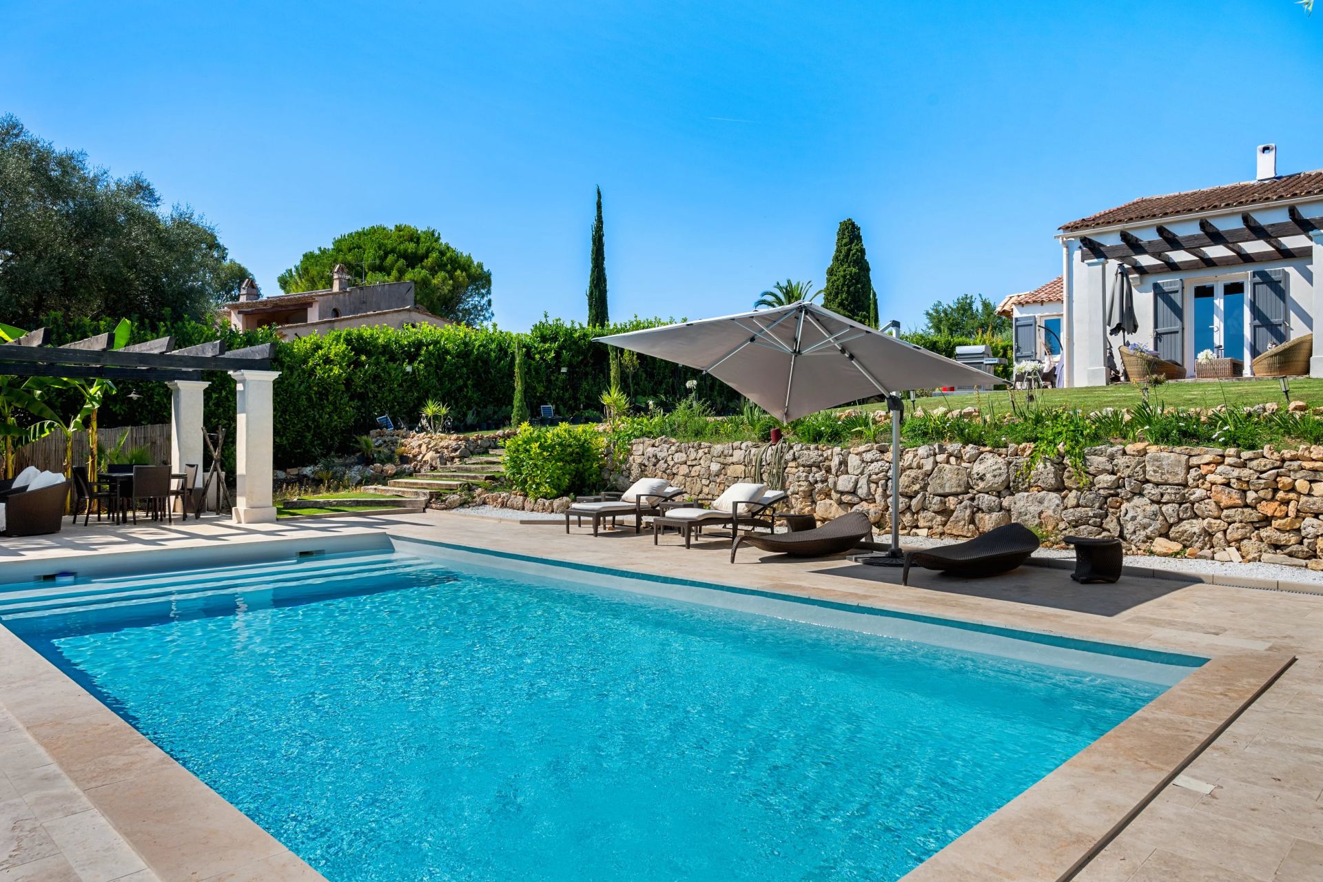 villa 5 Rooms for sale on Grasse (06130)