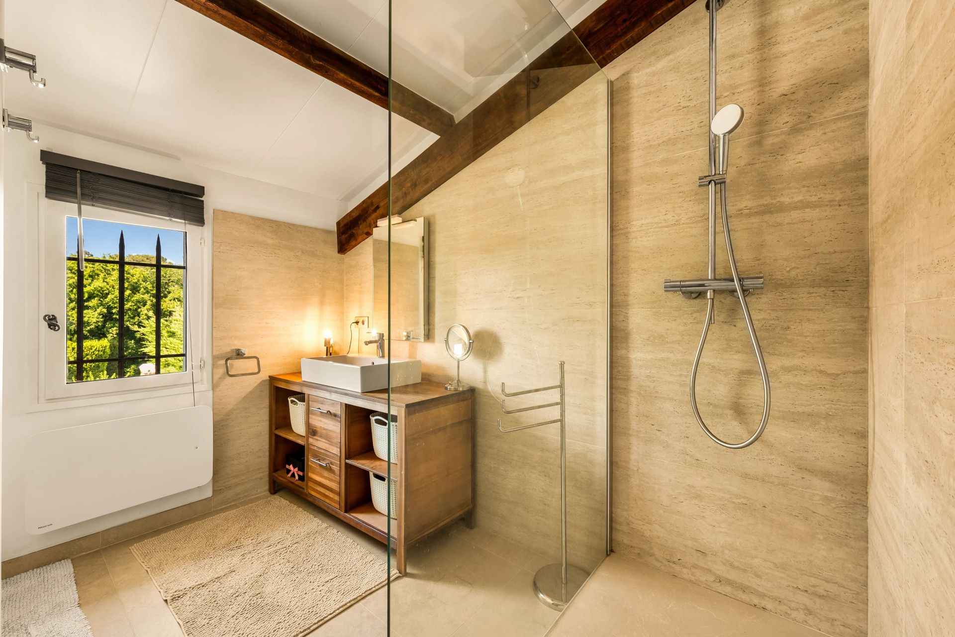 villa 5 Rooms for sale on Grasse (06130)