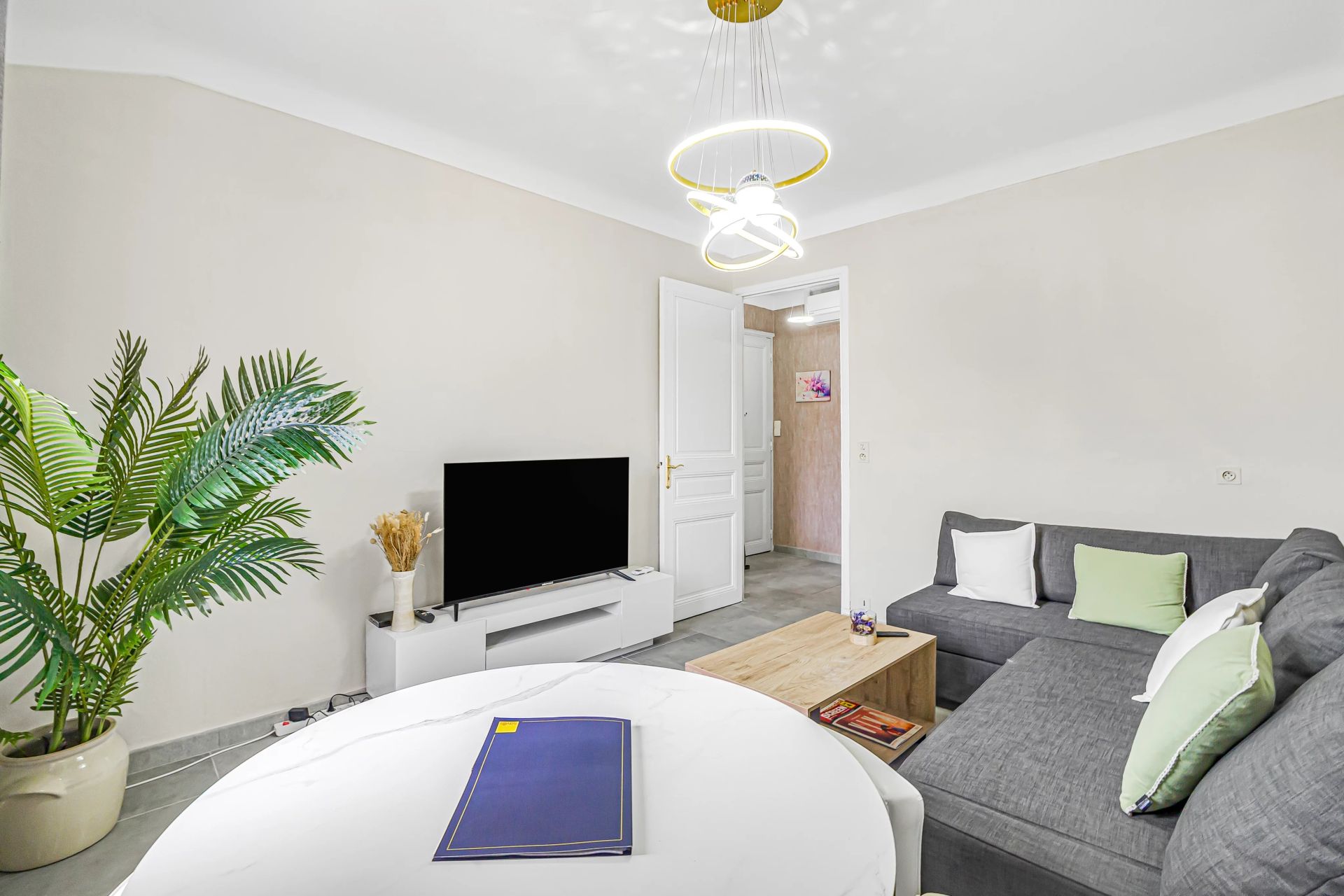 building for sale on Cannes (06400)