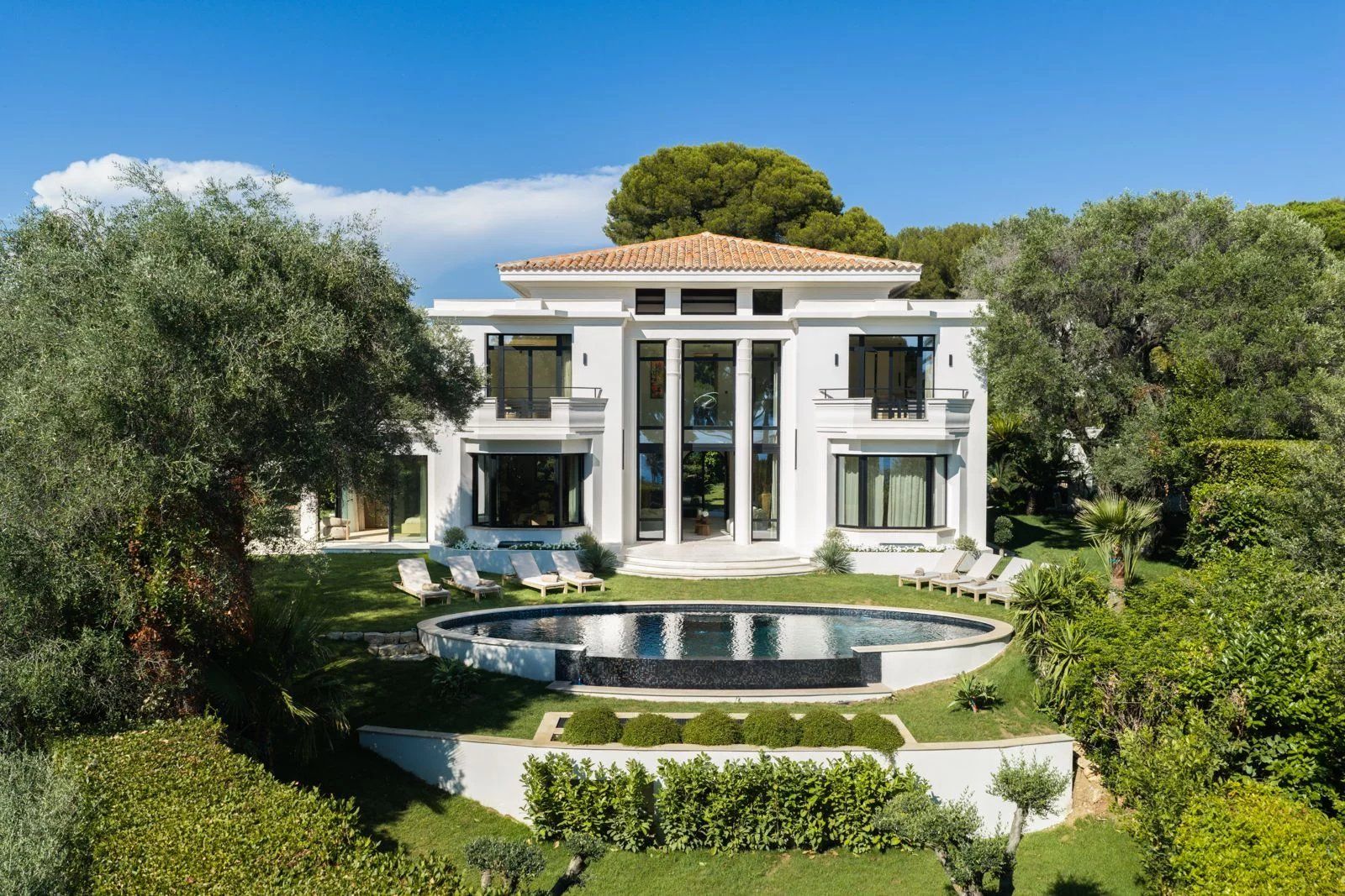 villa 9 Rooms for seasonal rent on Antibes (06160)