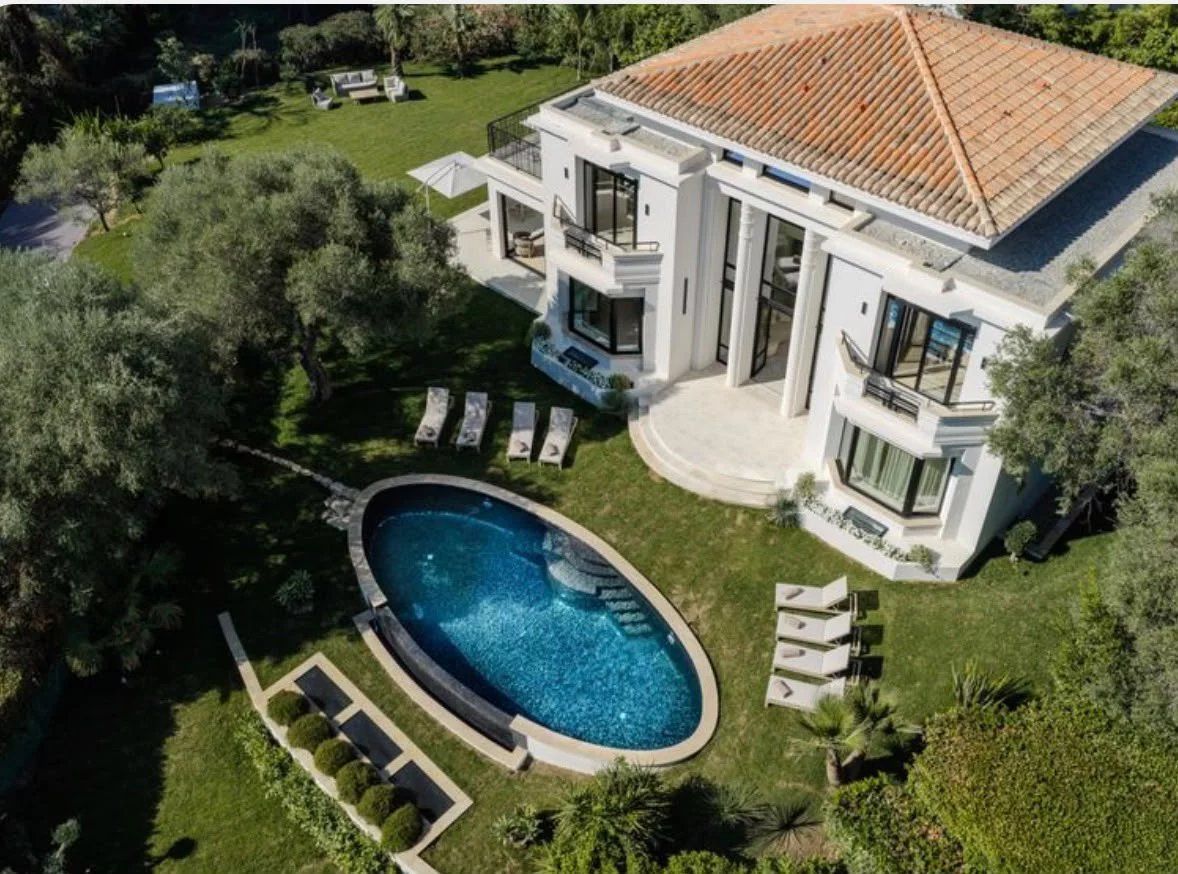 villa 9 Rooms for seasonal rent on Antibes (06160)