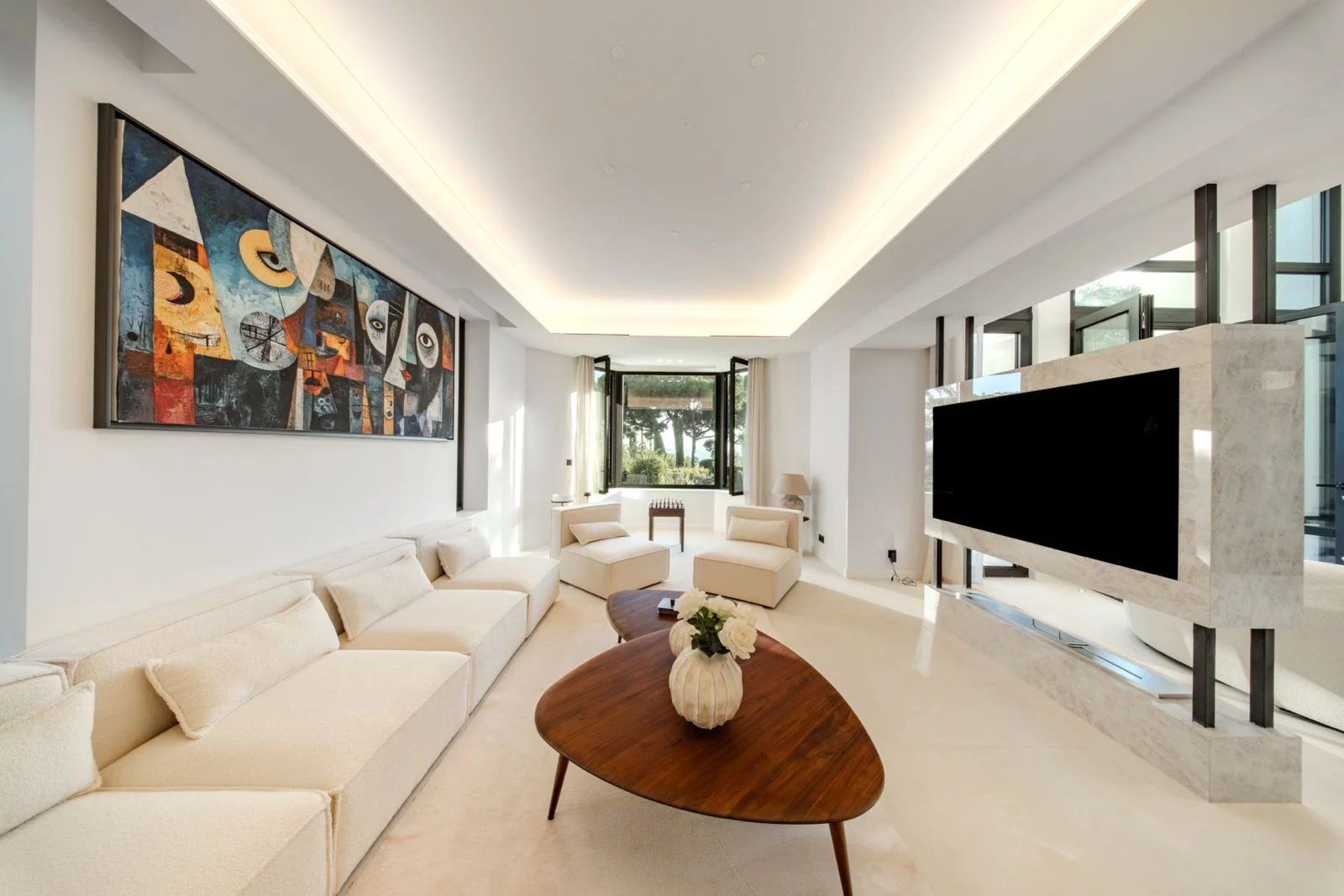 villa 9 Rooms for seasonal rent on Antibes (06160)