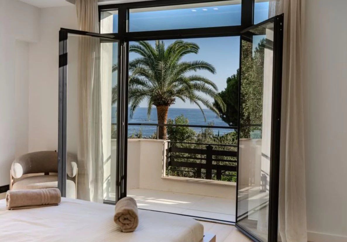villa 9 Rooms for seasonal rent on Antibes (06160)