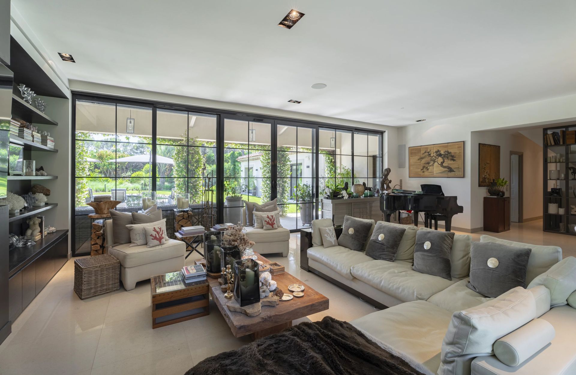 villa 8 Rooms for rent on Mougins (06250)