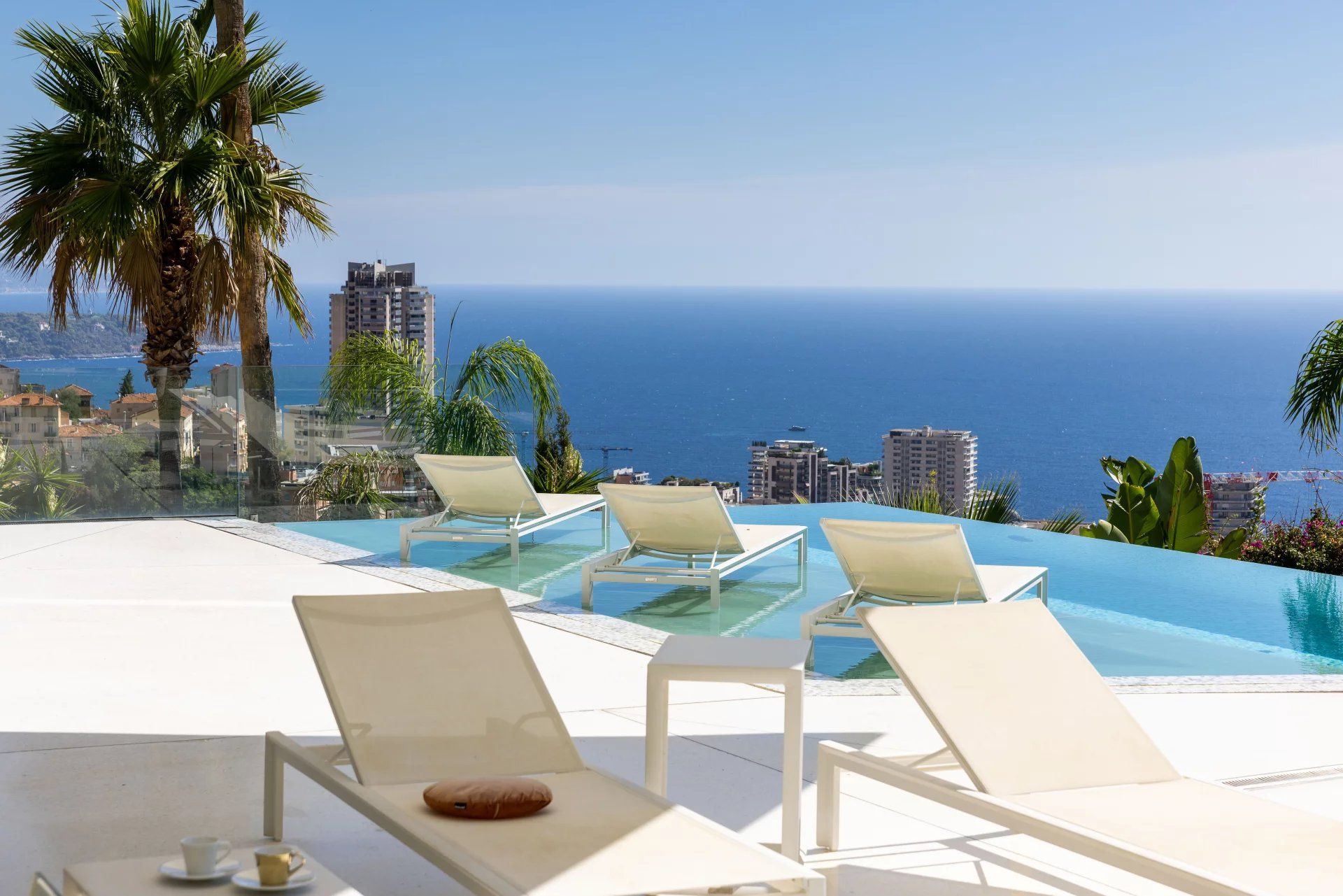 villa 7 Rooms for seasonal rent on Beausoleil (06240)