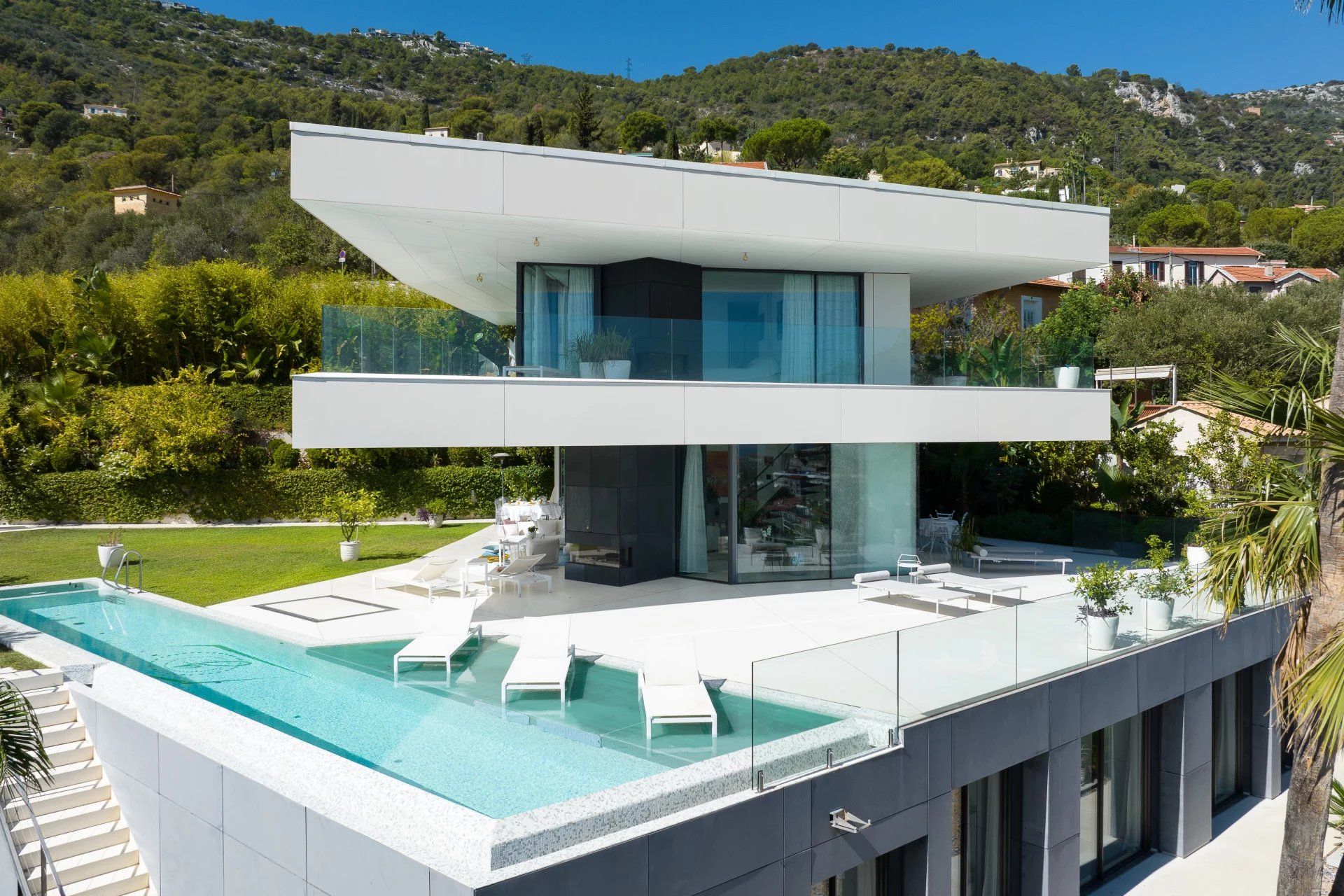 villa 7 Rooms for seasonal rent on Beausoleil (06240)