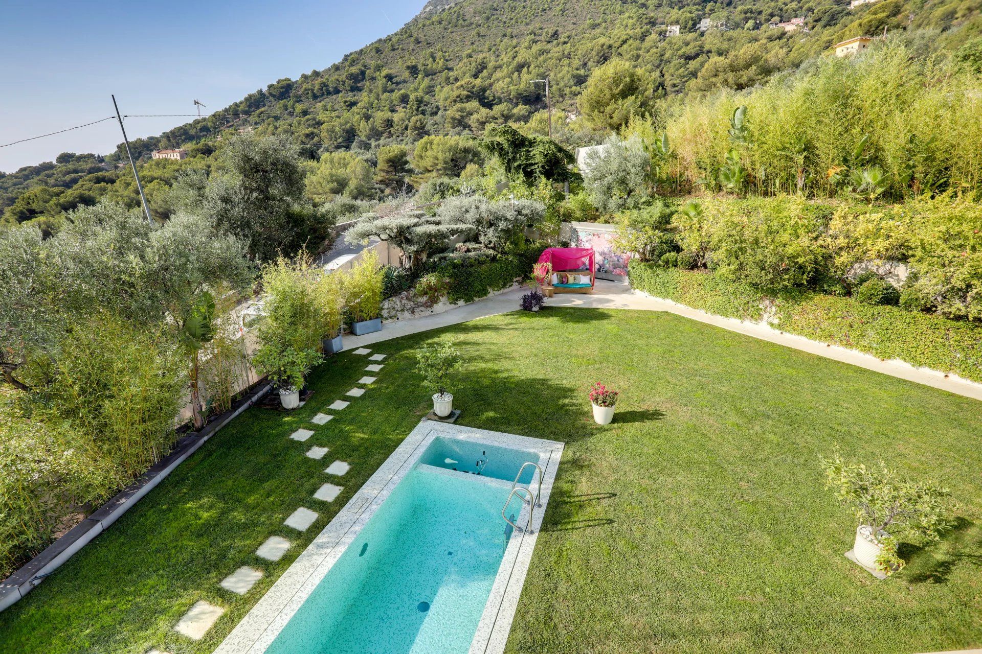 villa 7 Rooms for seasonal rent on Beausoleil (06240)