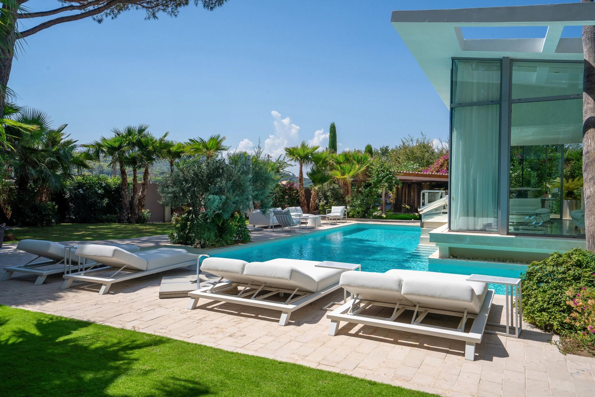 villa 5 Rooms for seasonal rent on Saint-Tropez (83990)