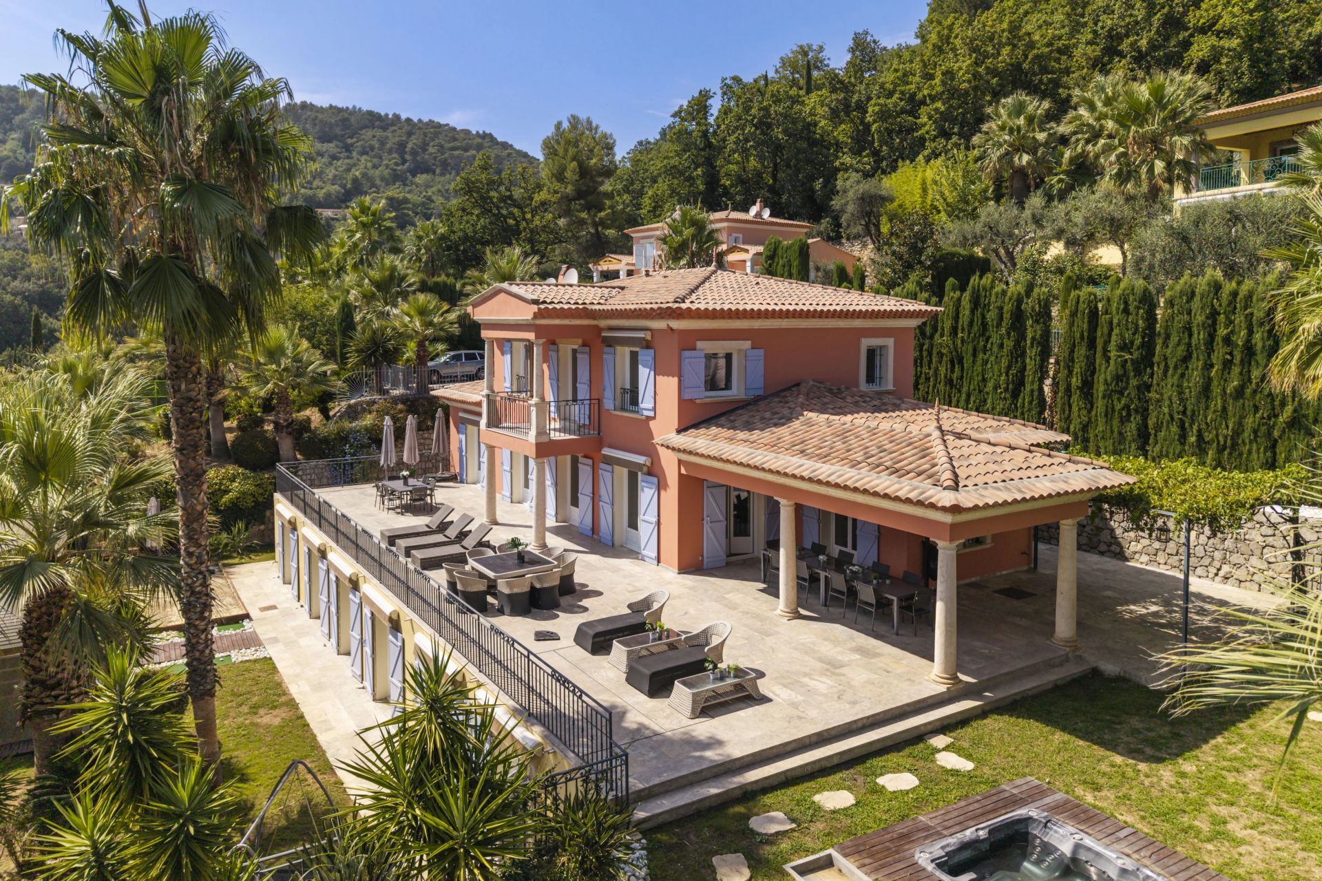 villa 9 Rooms for sale on Grasse (06130)
