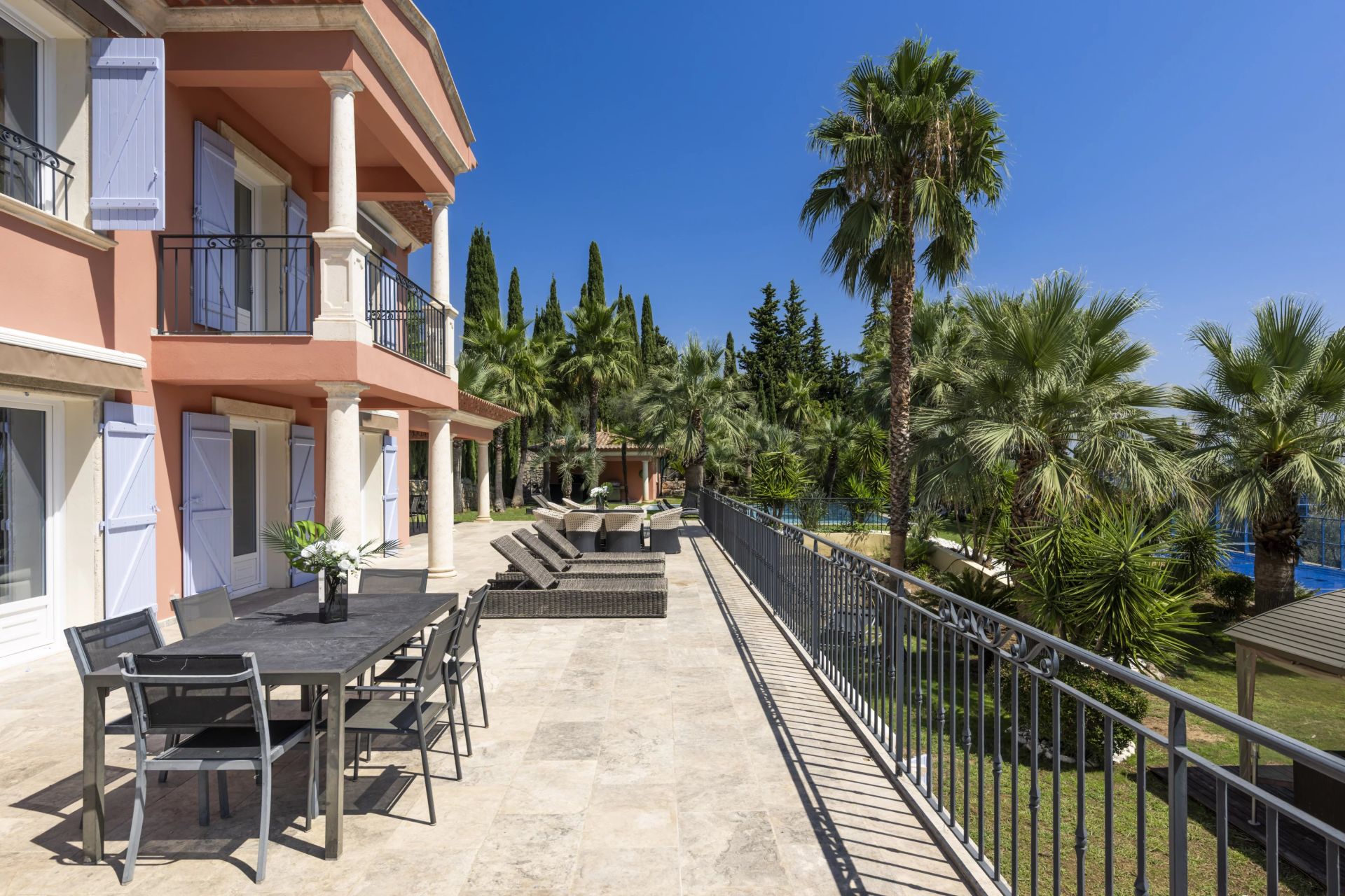 villa 9 Rooms for sale on Grasse (06130)