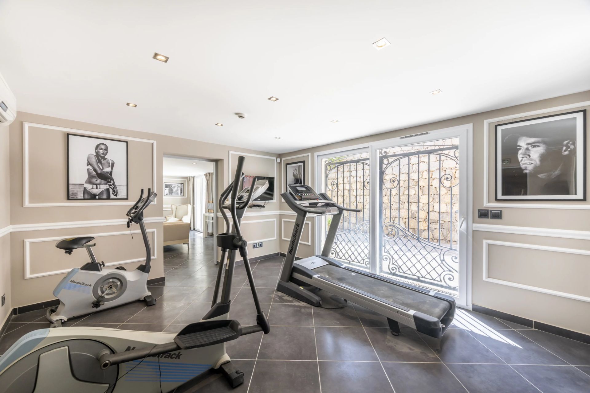 villa 9 Rooms for sale on Grasse (06130)