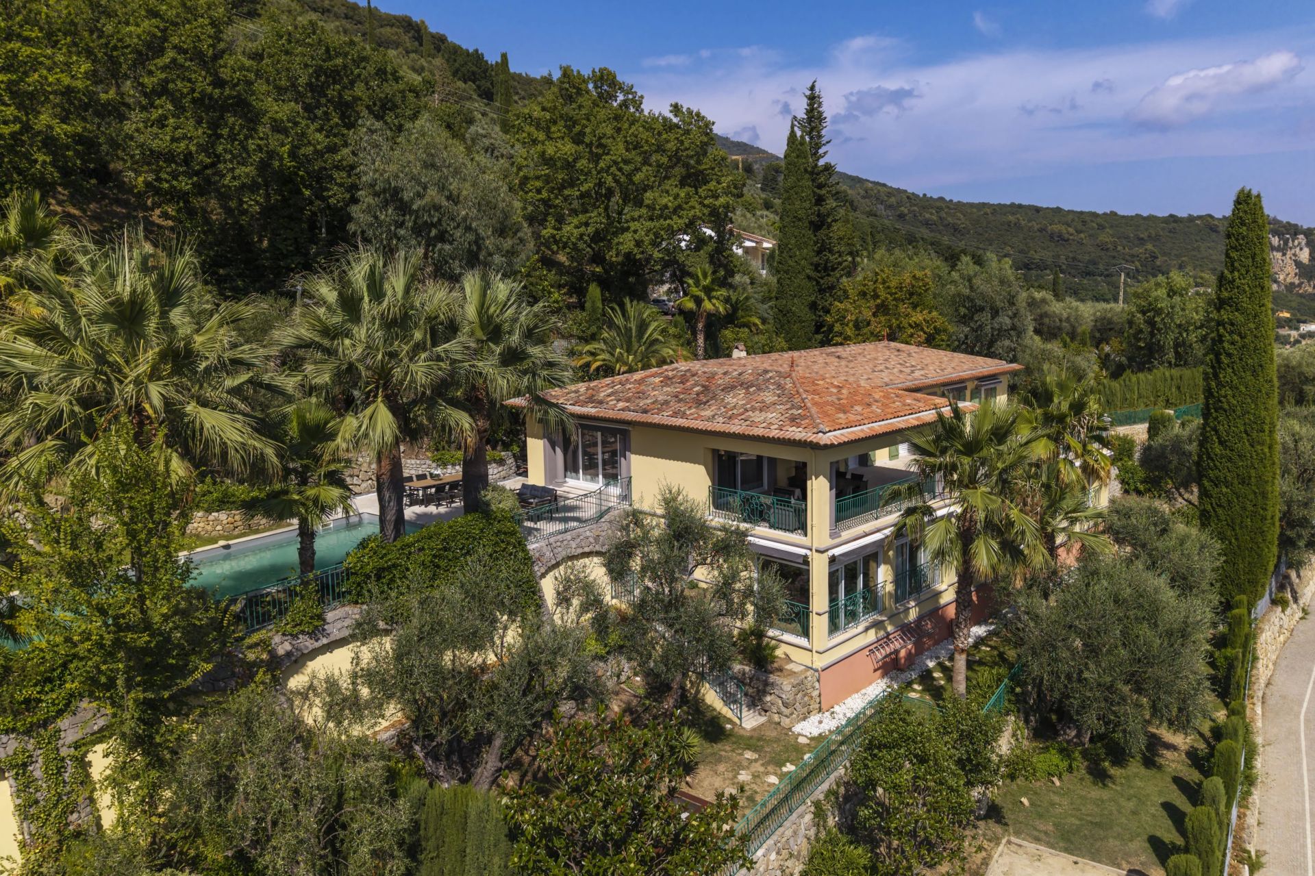 villa 10 Rooms for sale on Grasse (06130)