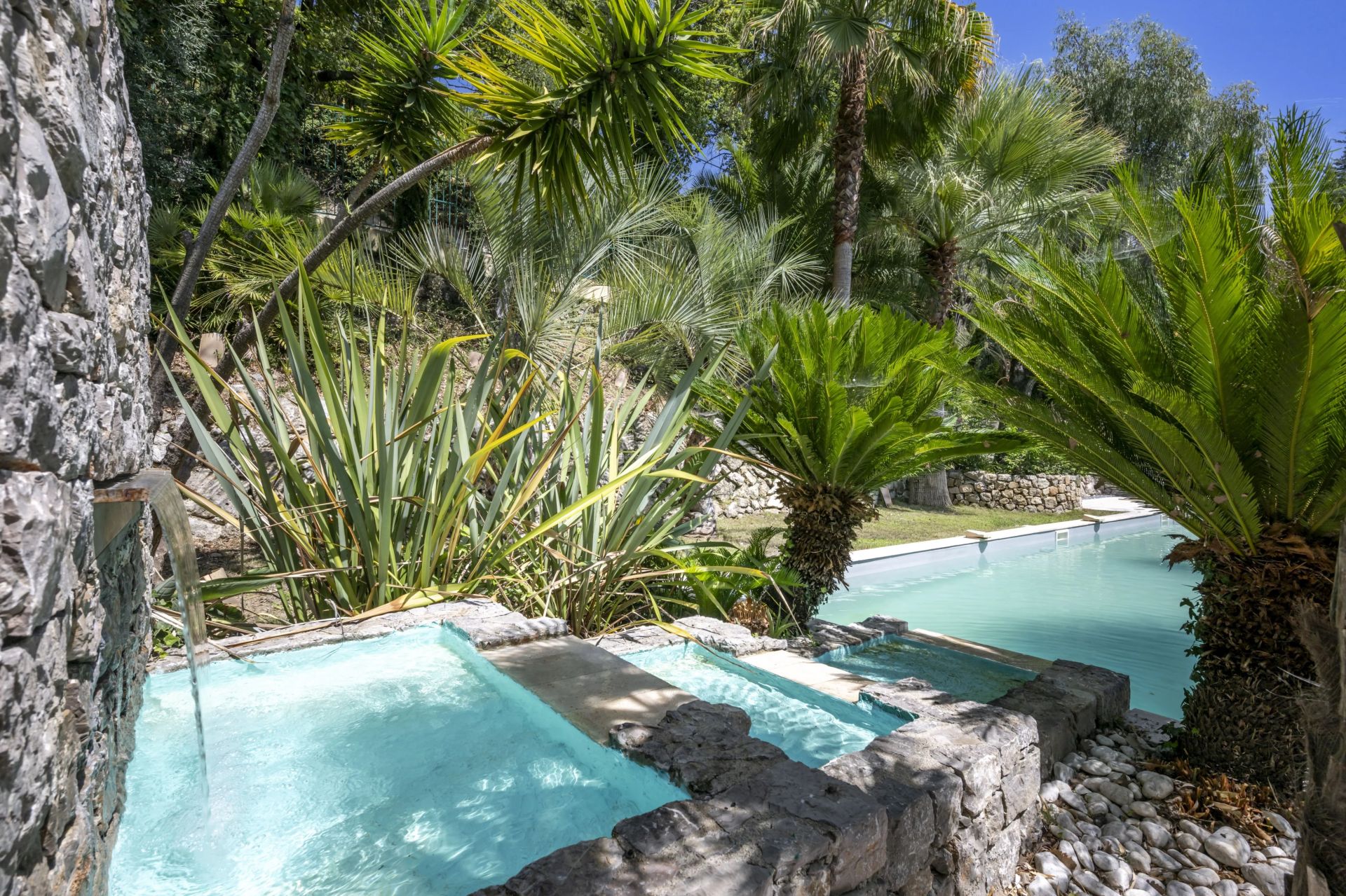 villa 10 Rooms for sale on Grasse (06130)